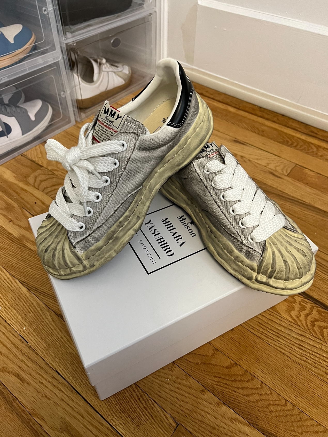 Maison Mihara Yasuhiro Blakey OG Sole Distressed Canvas Low-top Sneakers White 착용 스타일