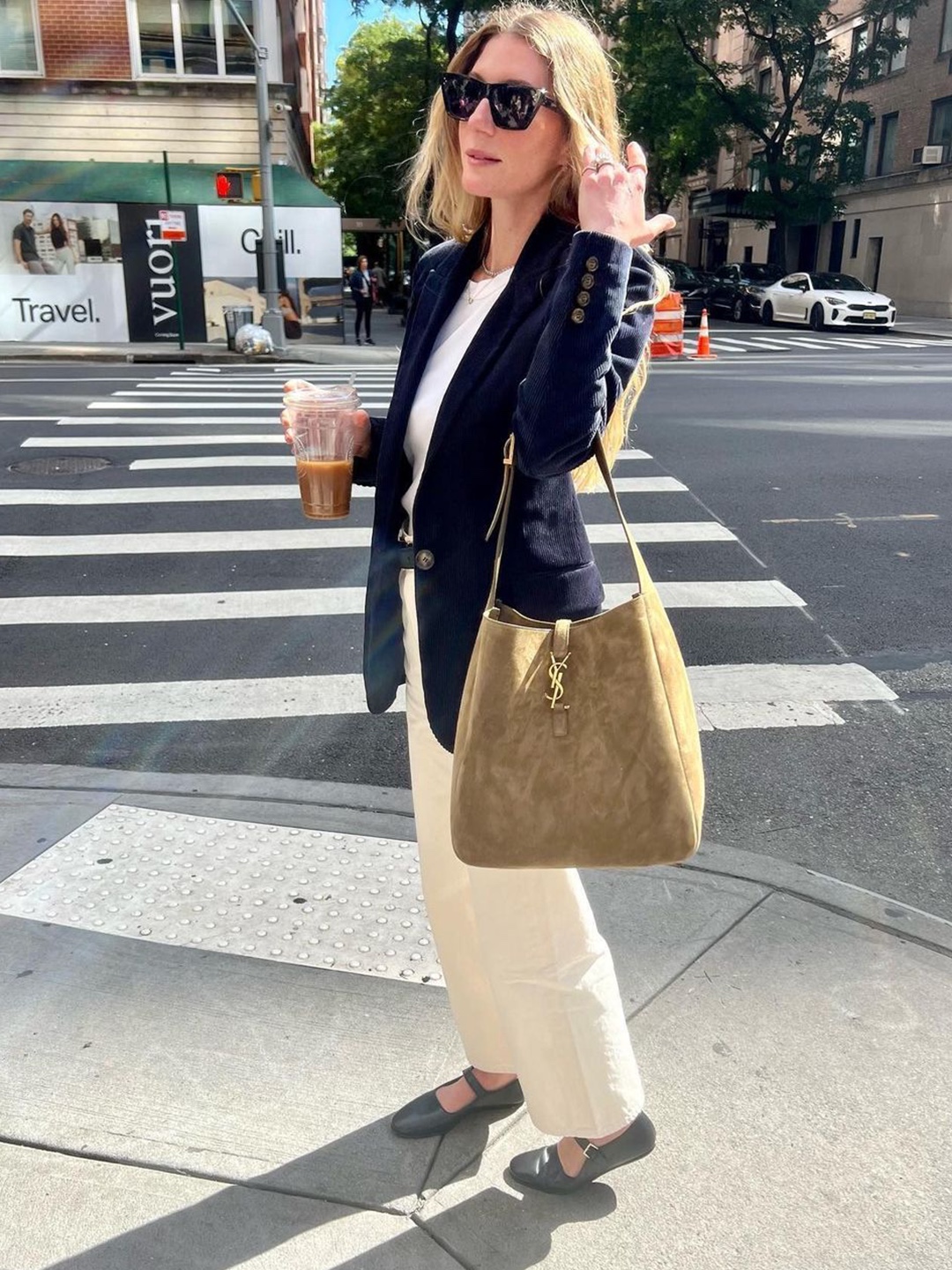 Saint Laurent Suzanne Medium Hobo Bag In Smooth Leather Black, Saint Laurent Paris Vii Medium Hobo Bag in Suede Cinnamon and Caramel 착용 스타일 - 4