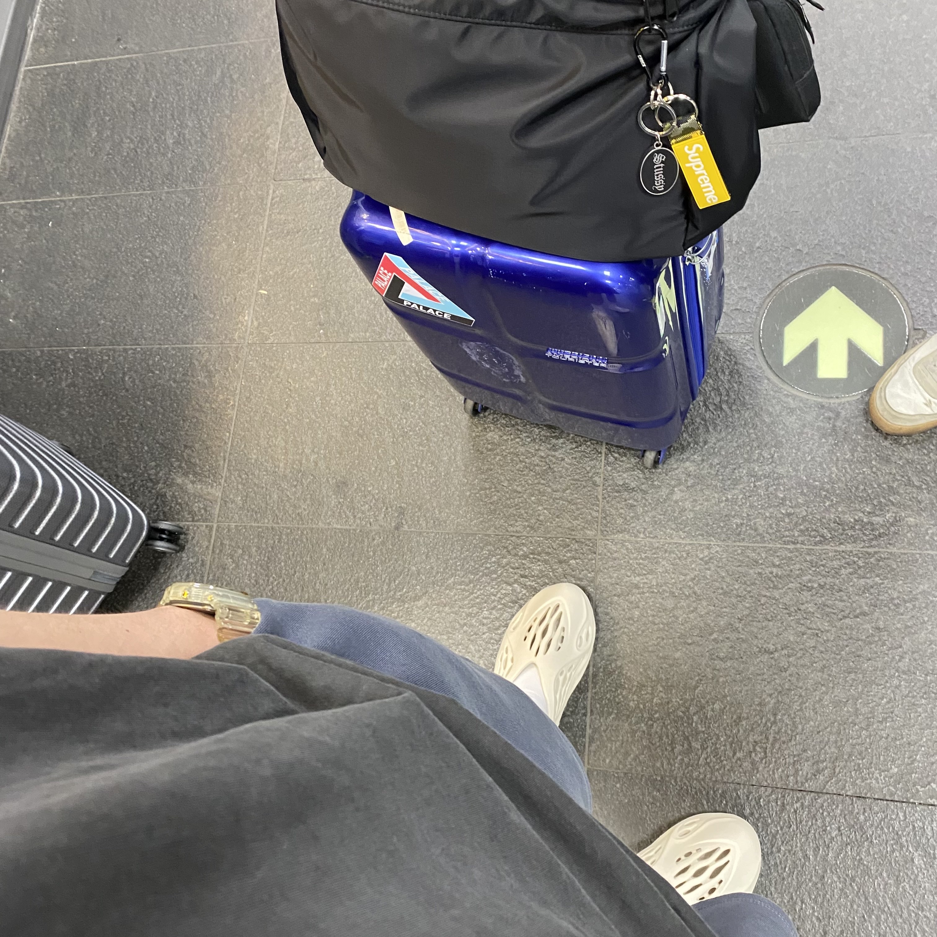 Adidas Yeezy Foam RNNR Sand, Casio G-Shock x Thisisneverthat DW-5600TINT23-7DF Skeleton 착용 스타일 - 1