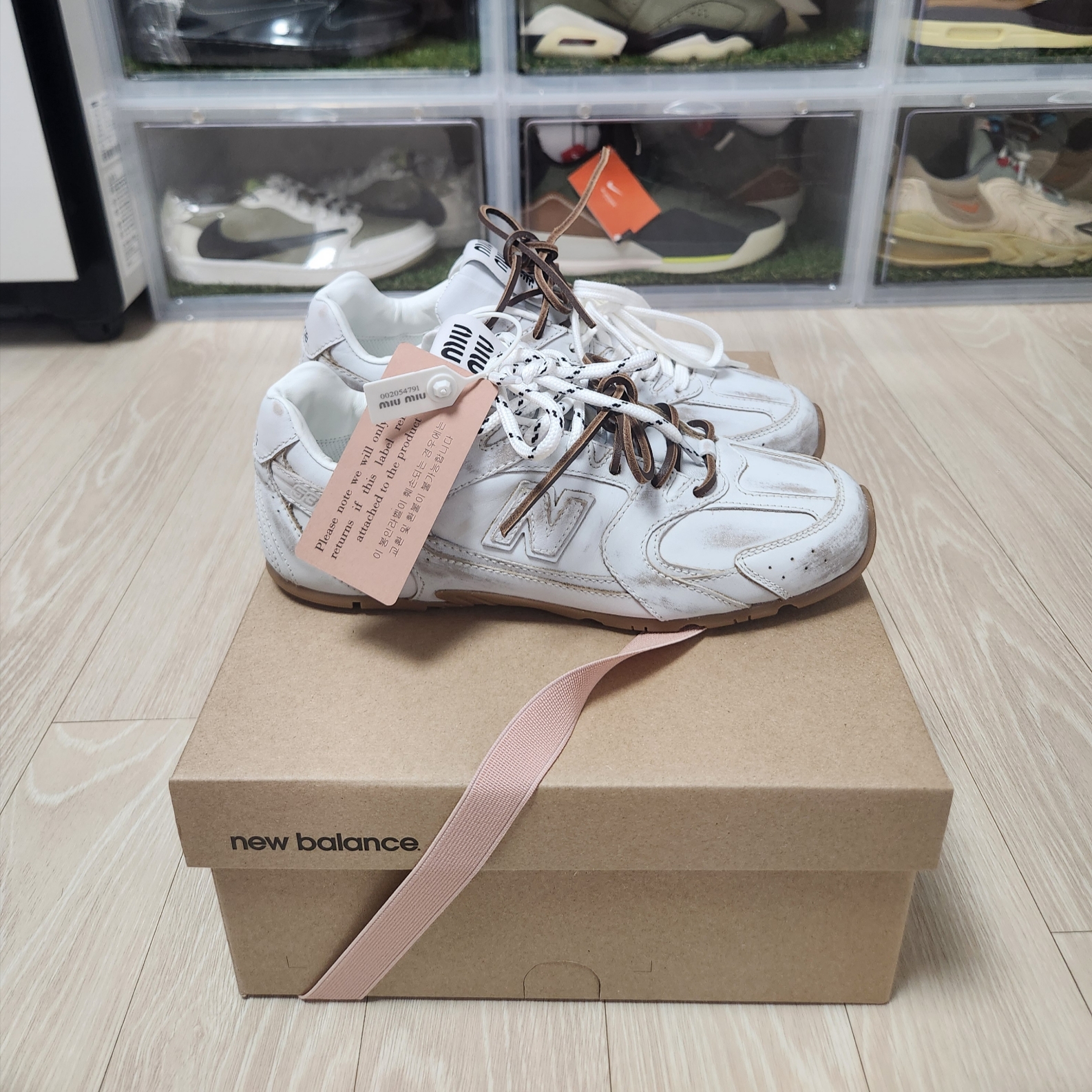 (W) New Balance x Miu Miu 530 SL Leather Sneakers White 착용 스타일 - 3