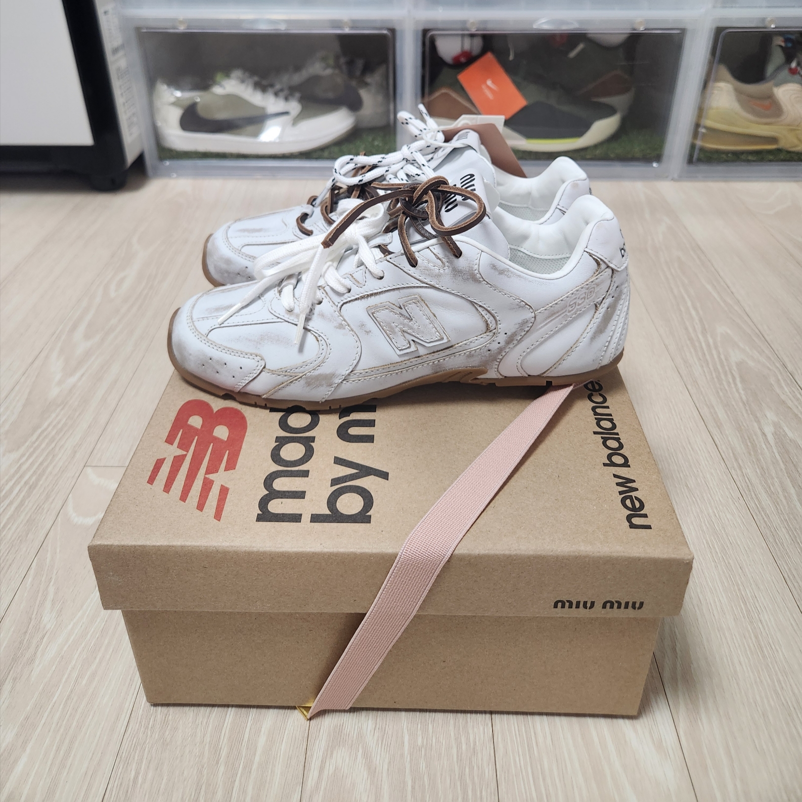 (W) New Balance x Miu Miu 530 SL Leather Sneakers White 착용 스타일 - 5