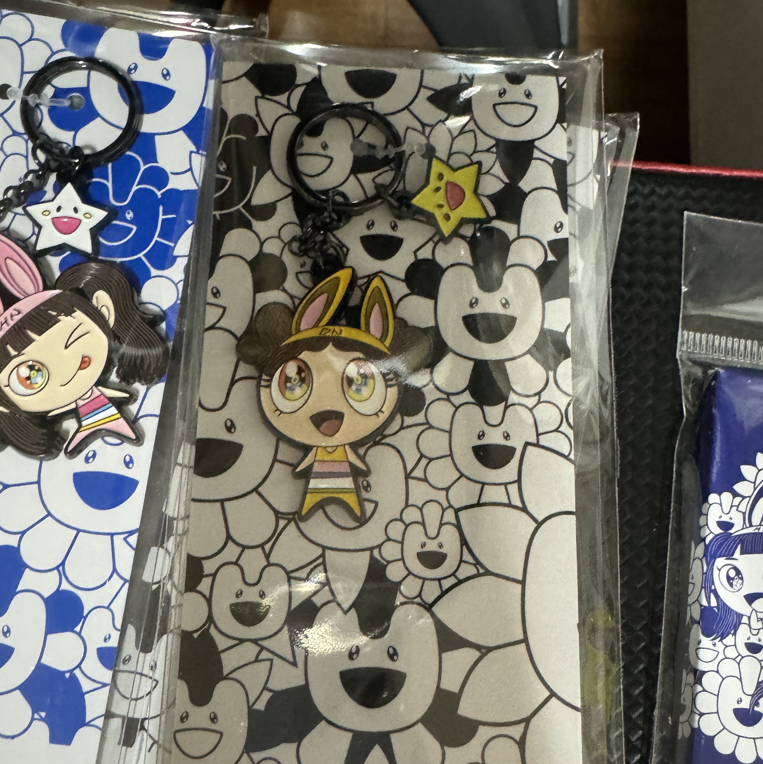 NewJeans x Murakami Metal Keyring Danielle Yellow 착용 스타일