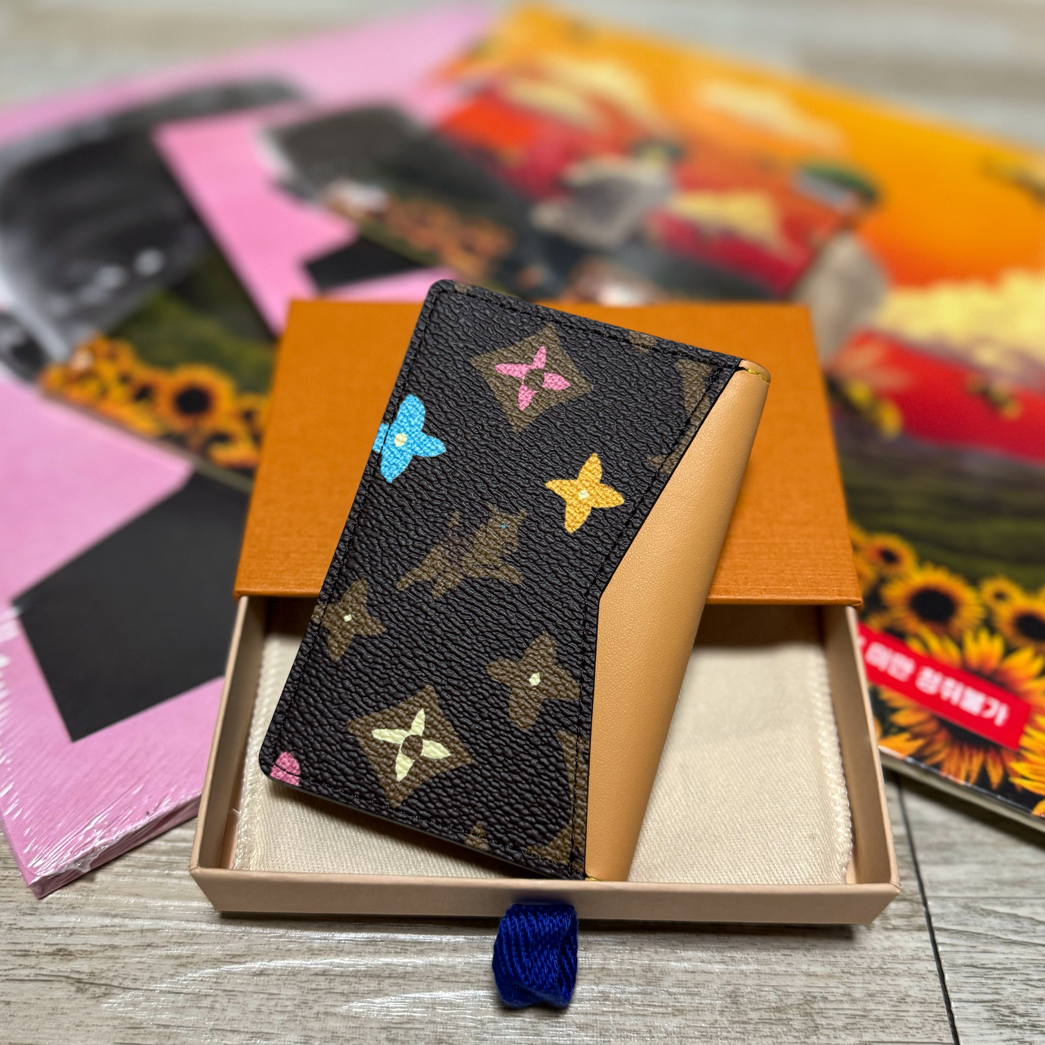 Louis Vuitton Pocket Organizer Chocolate 착용 스타일