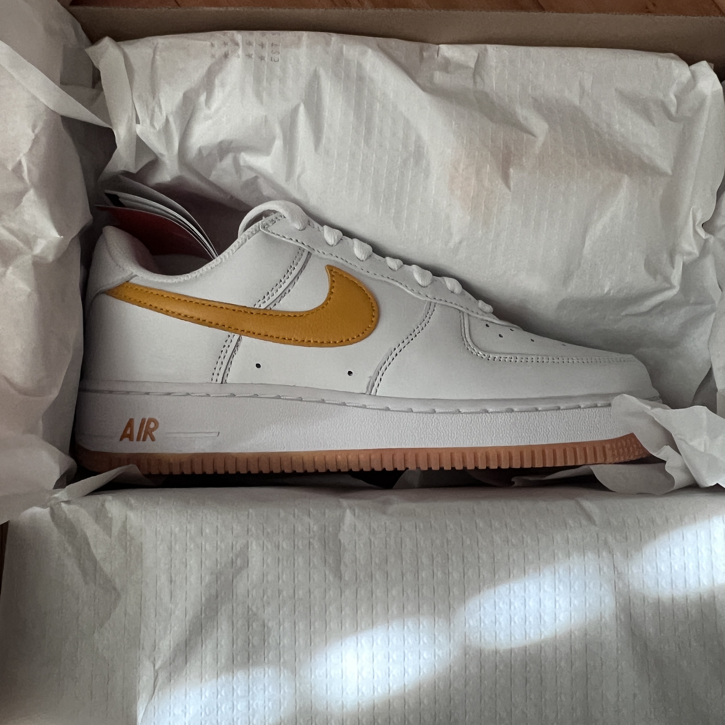 Nike Air Force 1 Low Retro QS University Gold 착용 스타일