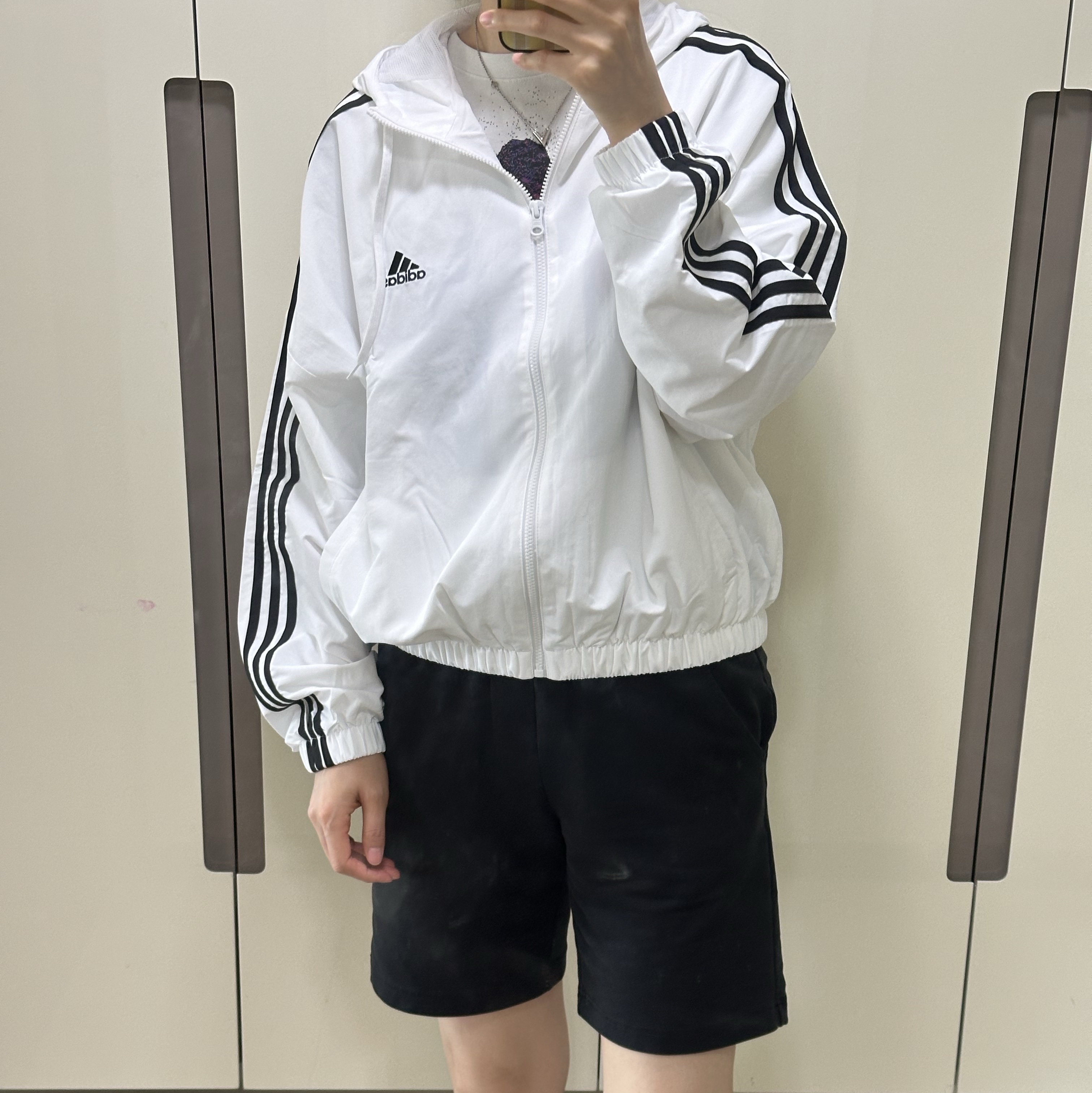 (W) Adidas Essential 3-Stripes Woven Windbreaker Jacket White - KR Sizing, (W) Adidas Essential 3-Stripes Woven Windbreaker Jacket White - US Sizing 착용 스타일 - 1
