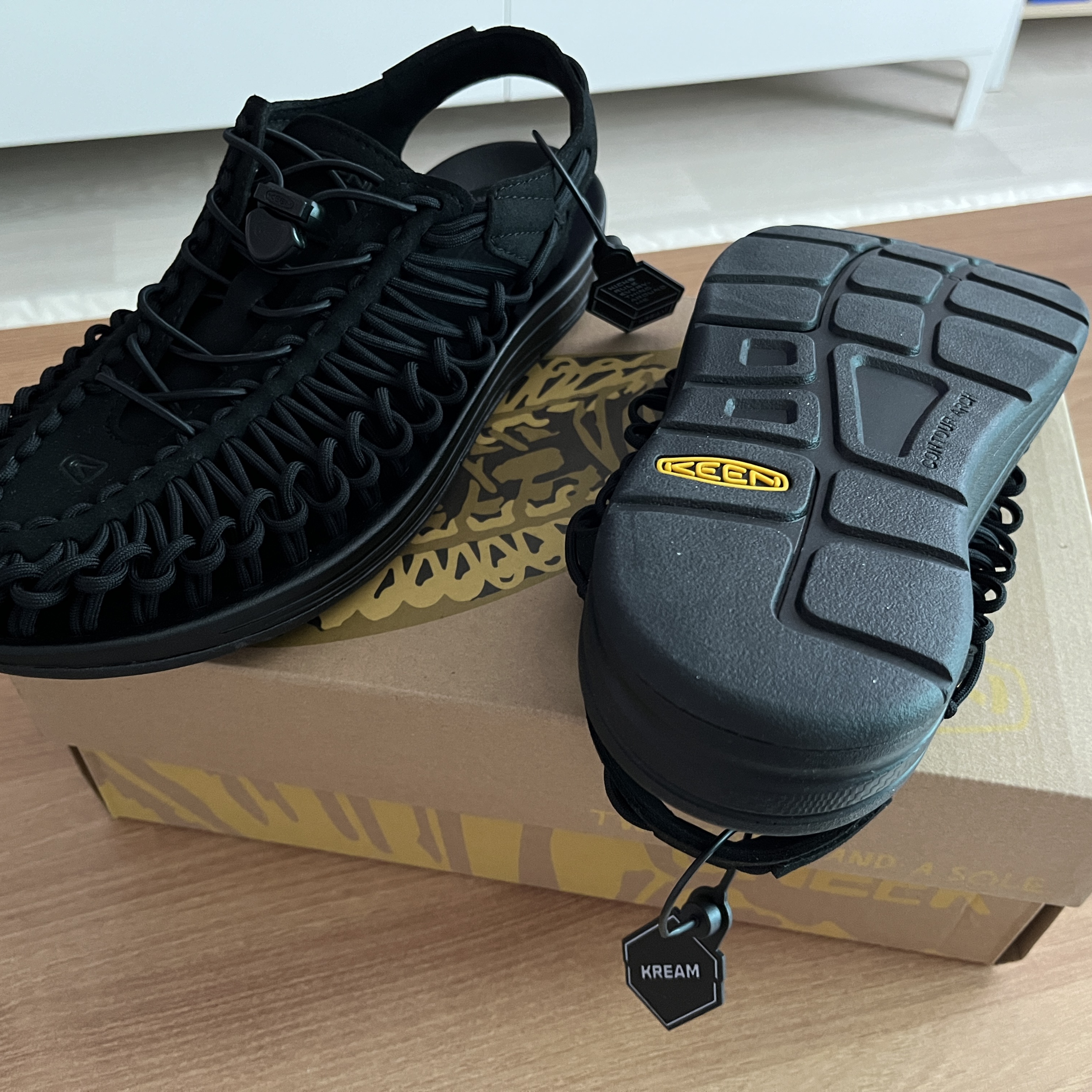 Keen Uneek Sandals Black 착용 스타일 - 1