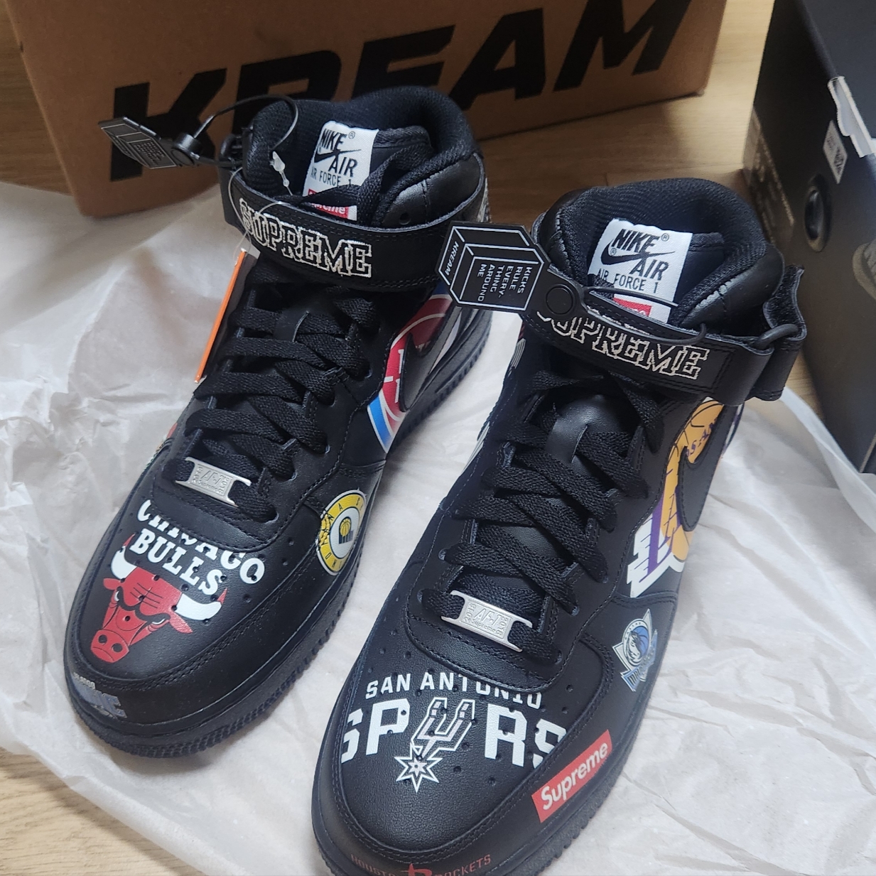 Nike x Supreme Air Force 1 Mid NBA Black 착용 스타일 - 1