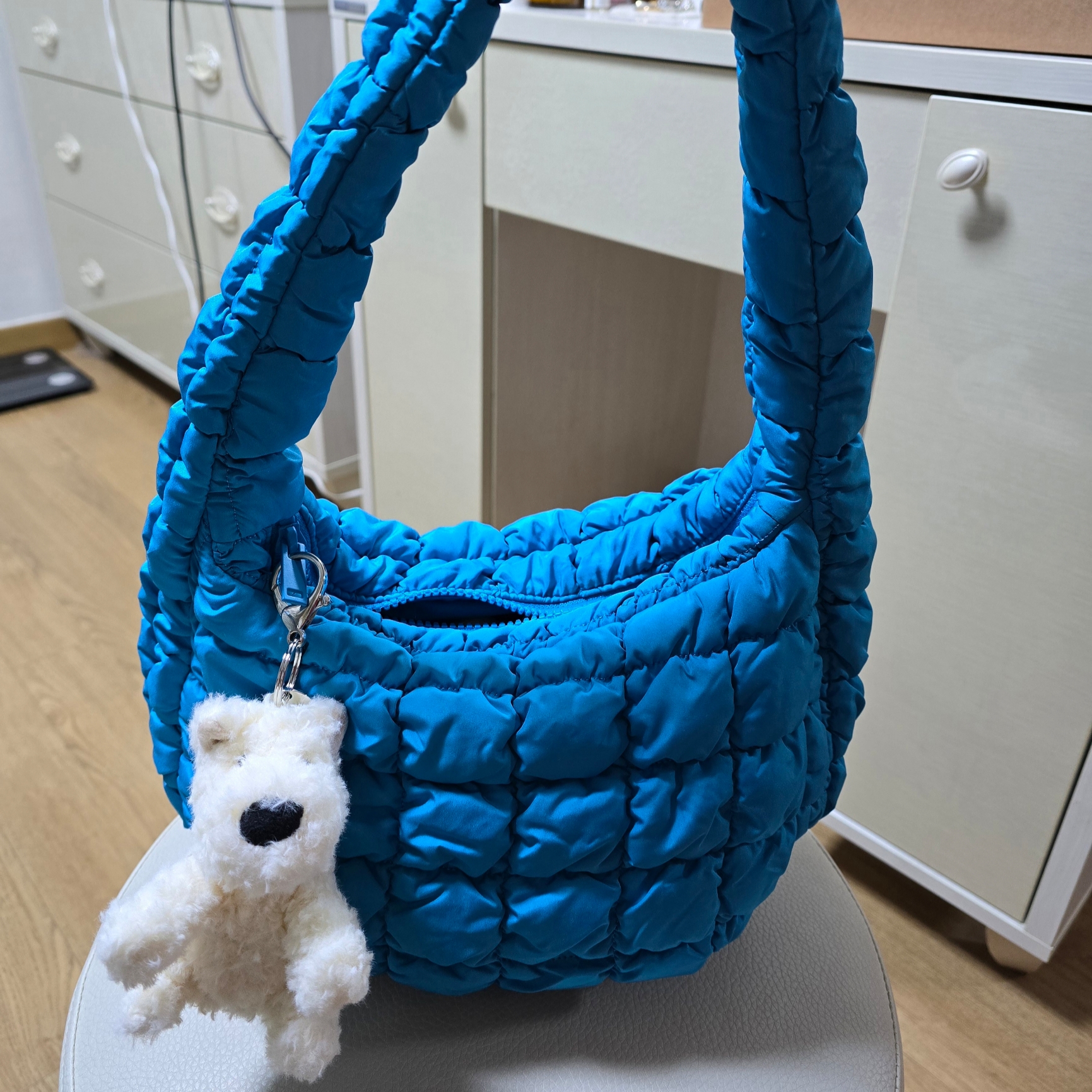 COS Quilted Mini Bag Bright Turquoise 착용 스타일