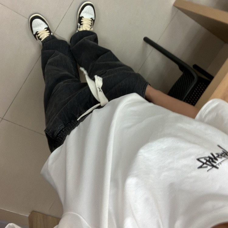 Jordan 1 x Travis Scott x Fragment Retro Low OG SP Military Blue, Stussy Fuzzy Dice T-Shirt White 착용 스타일 - 3