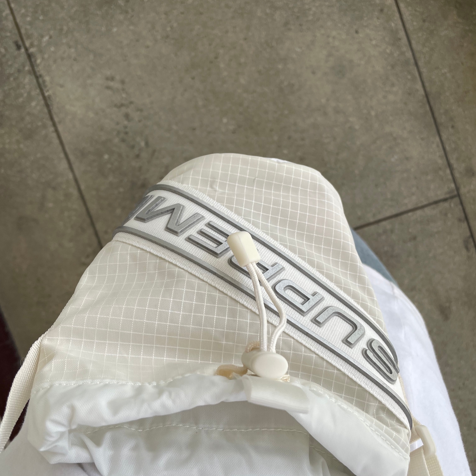 Supreme Small Cinch Pouch White - 23FW 착용 스타일