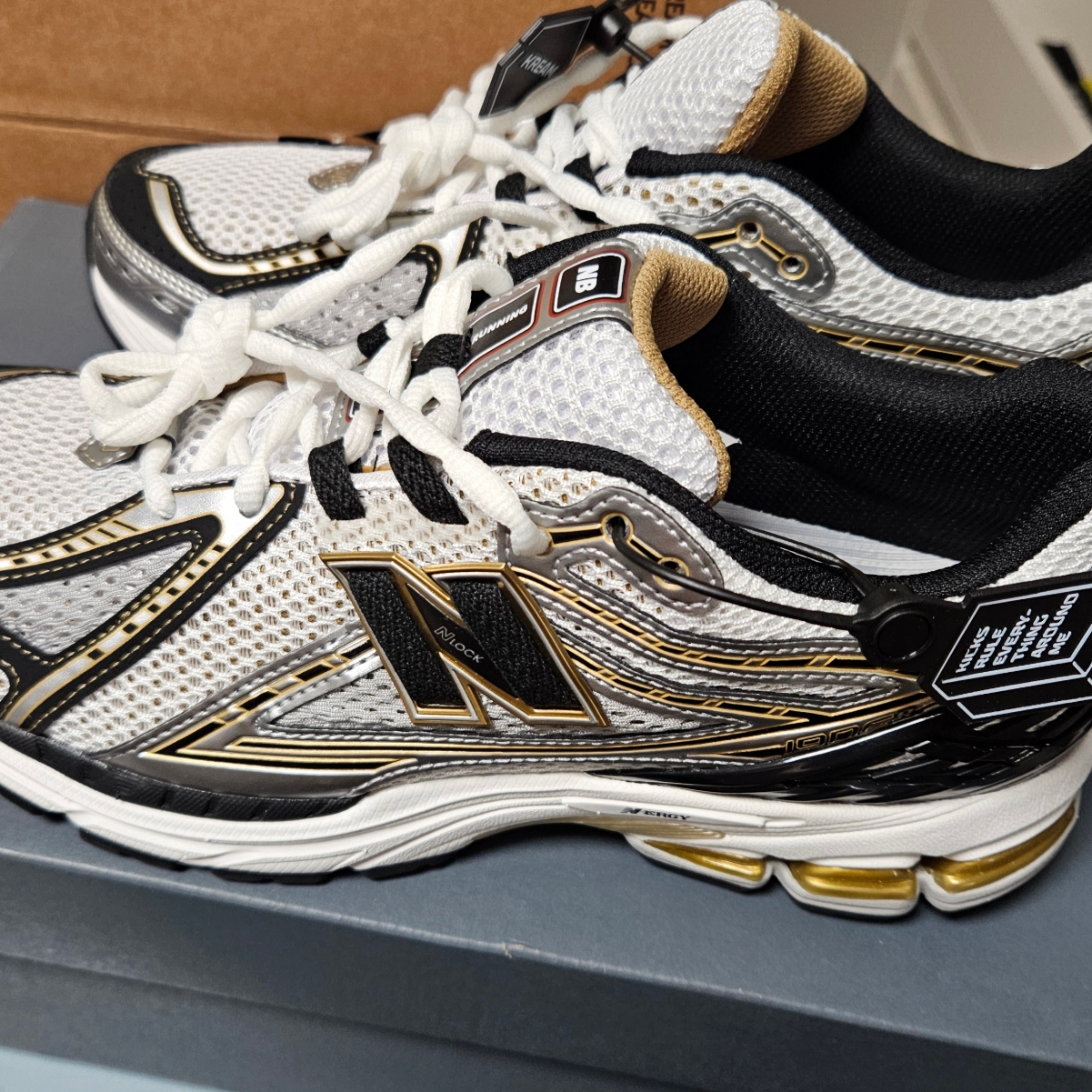 New Balance 1906R White Gold 착용 스타일
