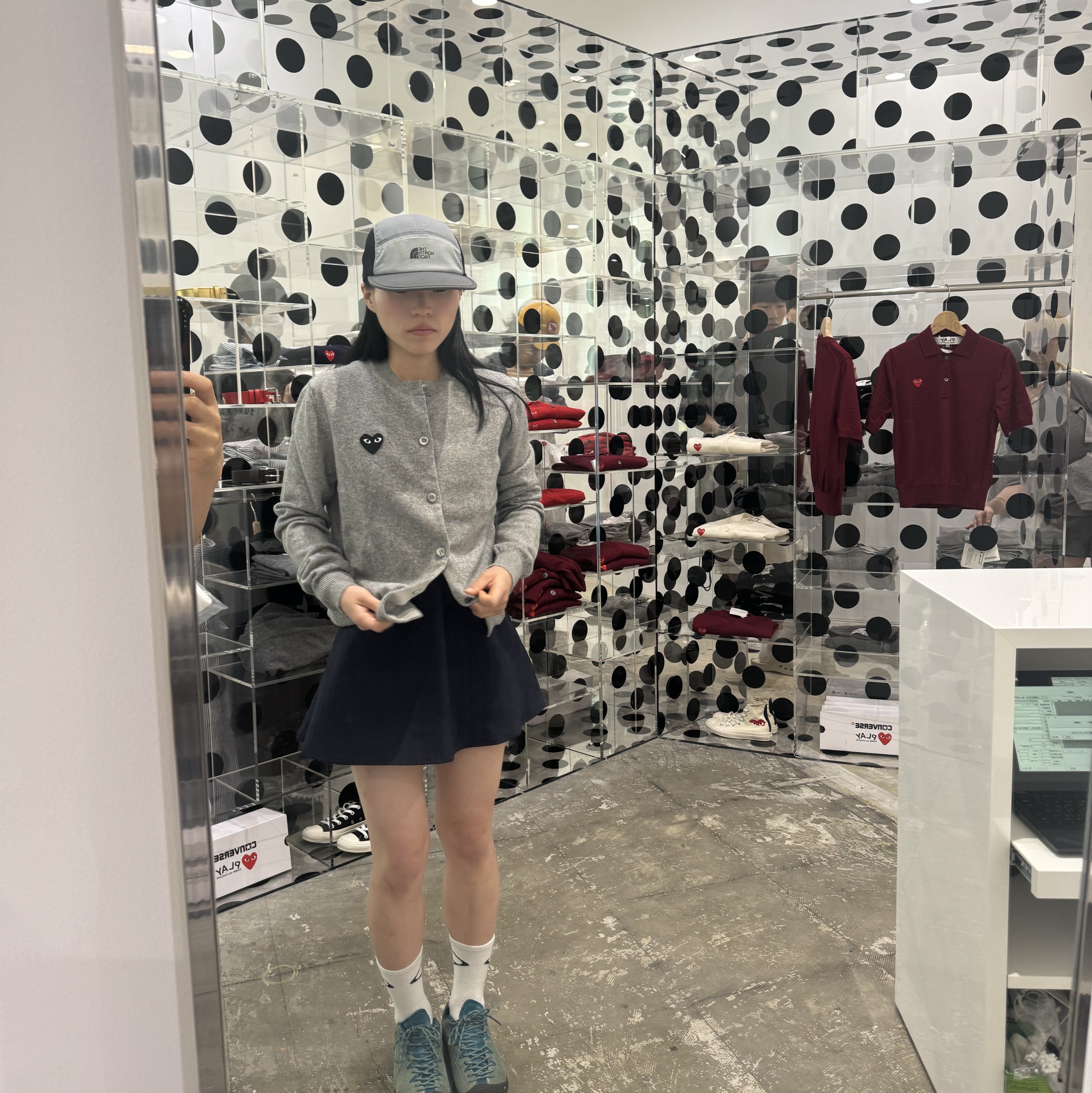 Play Comme des Garcons Black Heart Knit Cardigan Grey, Margarin Fingers Blooming Ribbon One Piece Navy 착용 스타일 - 1