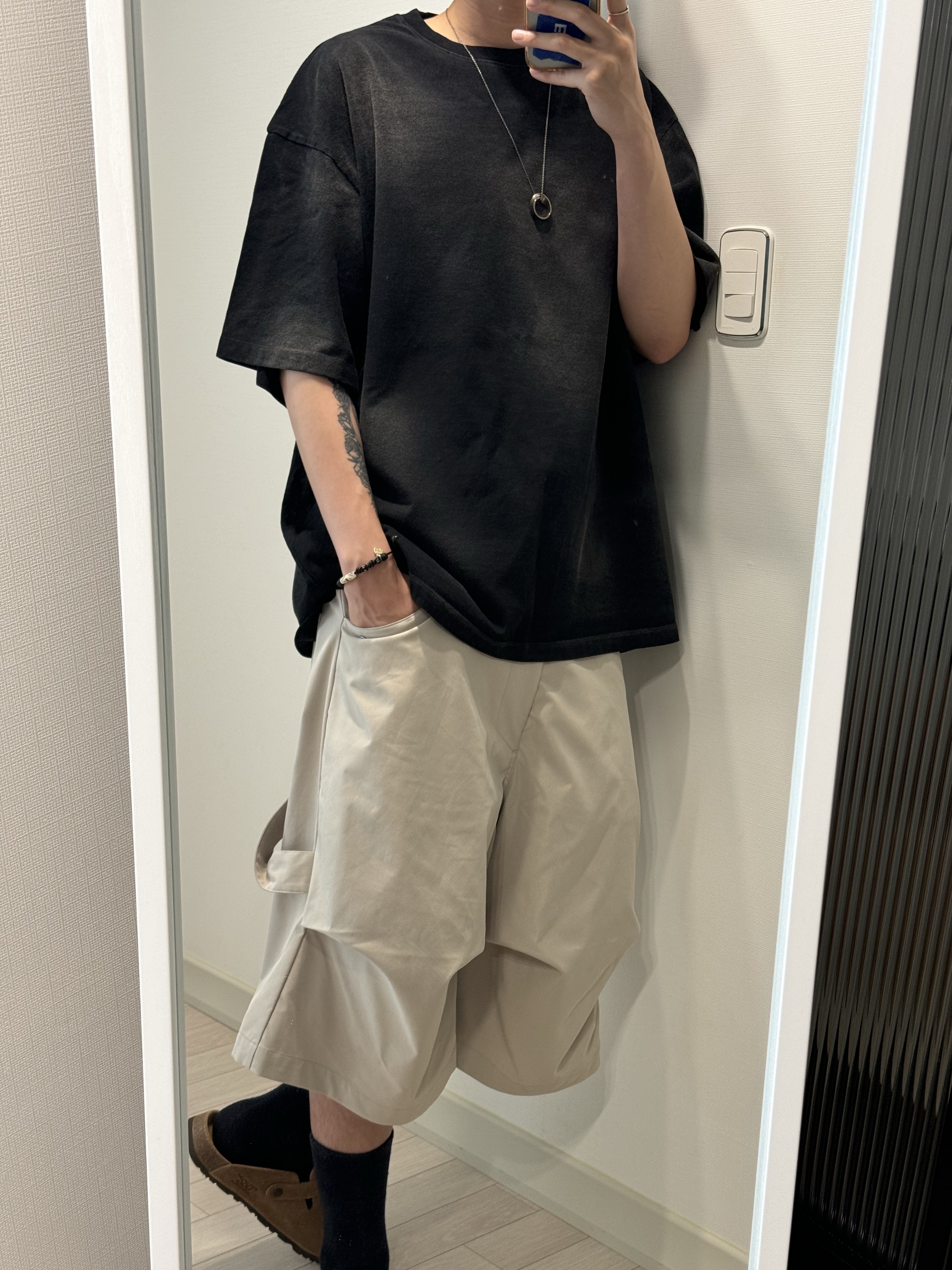 Nonnod Alpine Carpenter Shorts Beige, Nonnod Back Detail T-shirt Washed Black 착용 스타일 - 1