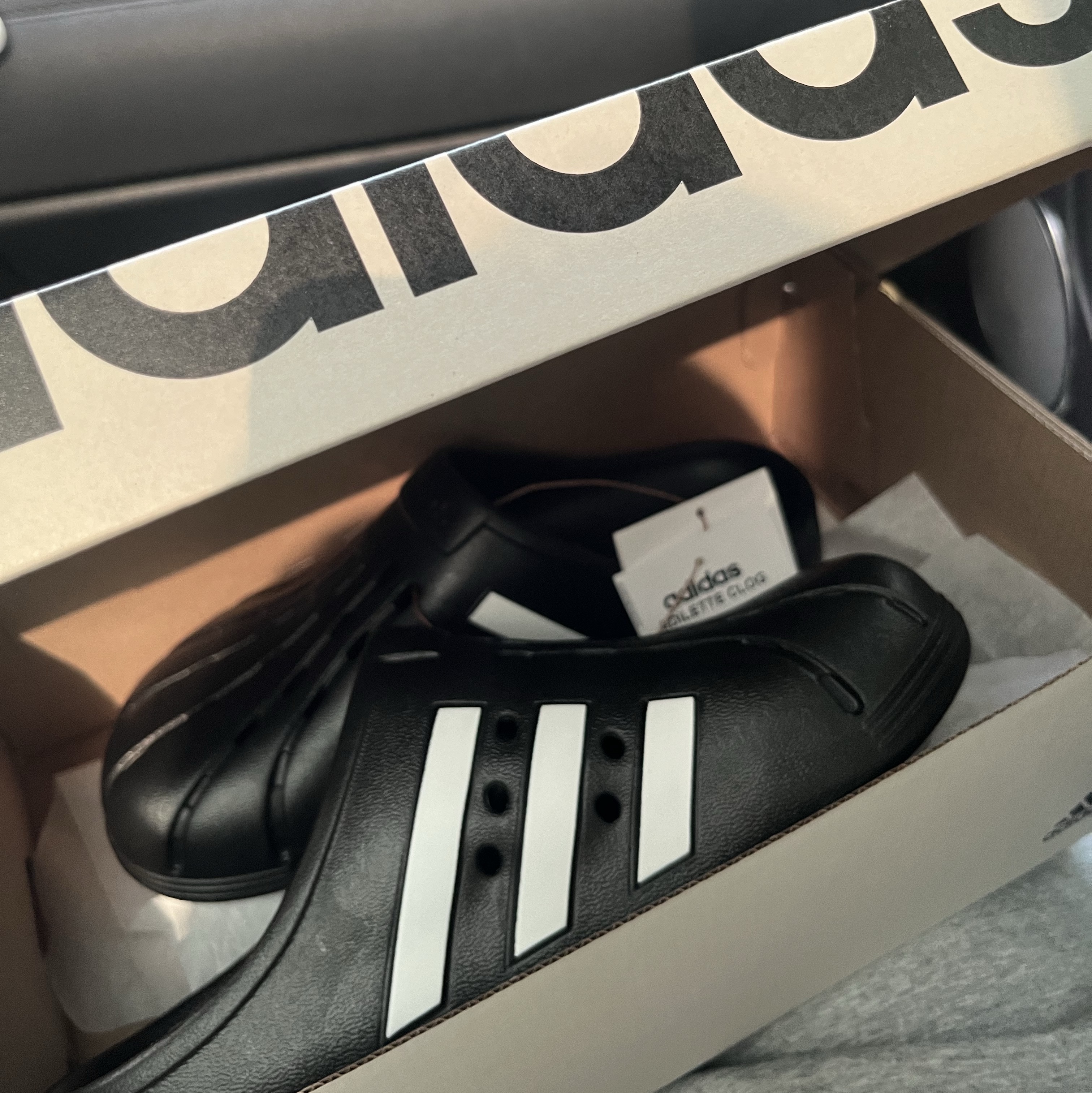 Adidas Adilette Clog Black White 착용 스타일 - 1