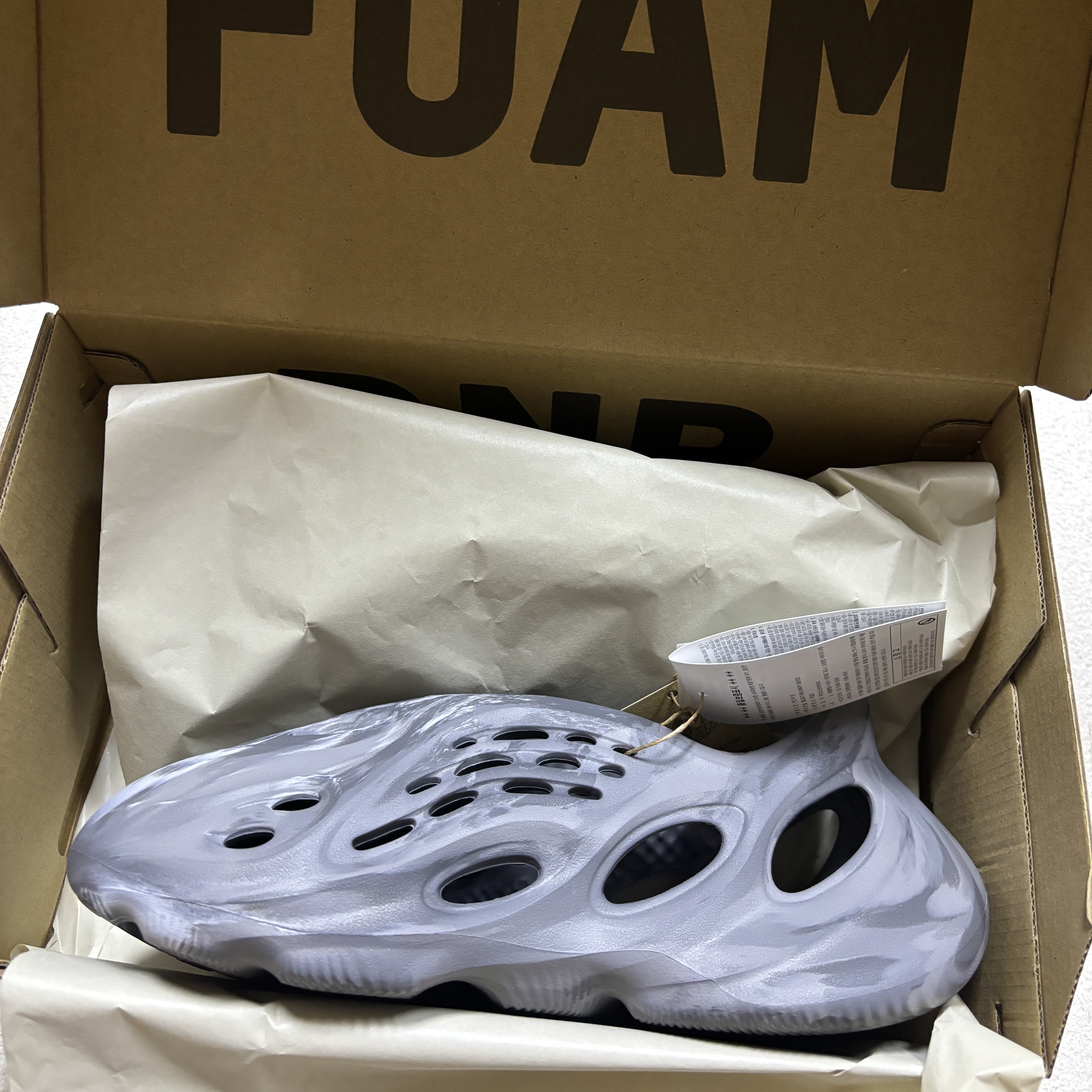 Adidas Yeezy Foam RNNR MX Granite 착용 스타일