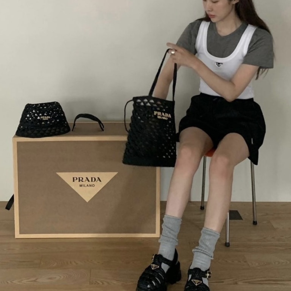 (W) Prada Raffia Bucket Hat Black, Prada Raffia Tote Bag with Logo Black 착용 스타일 - 1