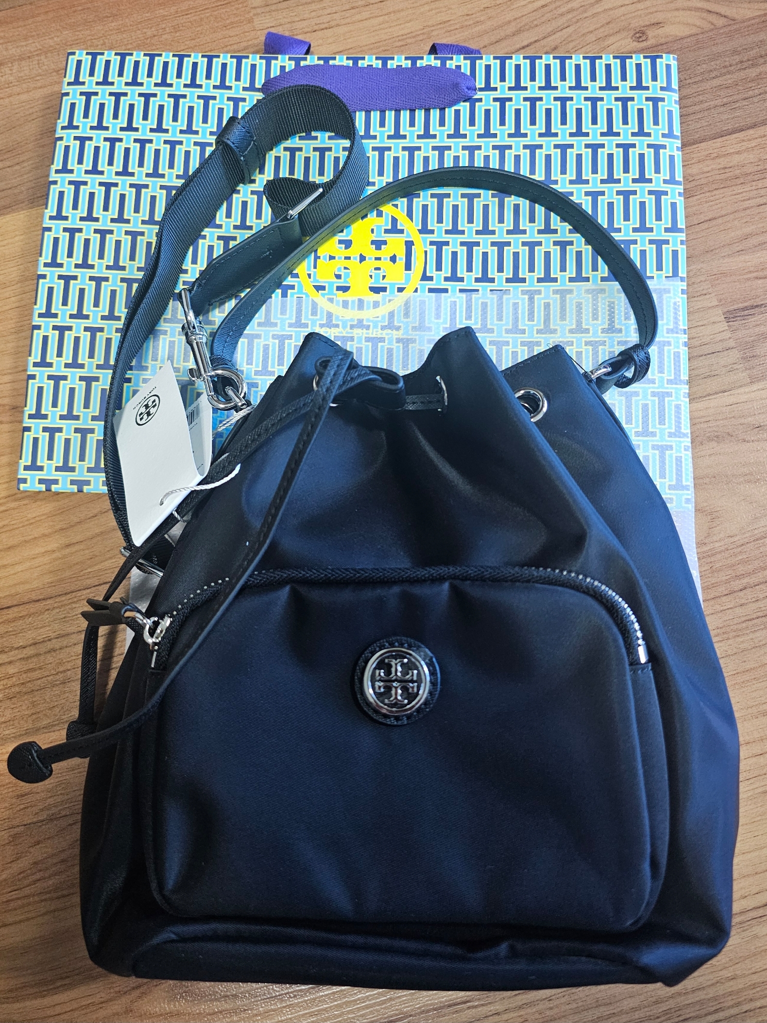 Tory Burch Virginia Bucket Bag Black 착용 스타일