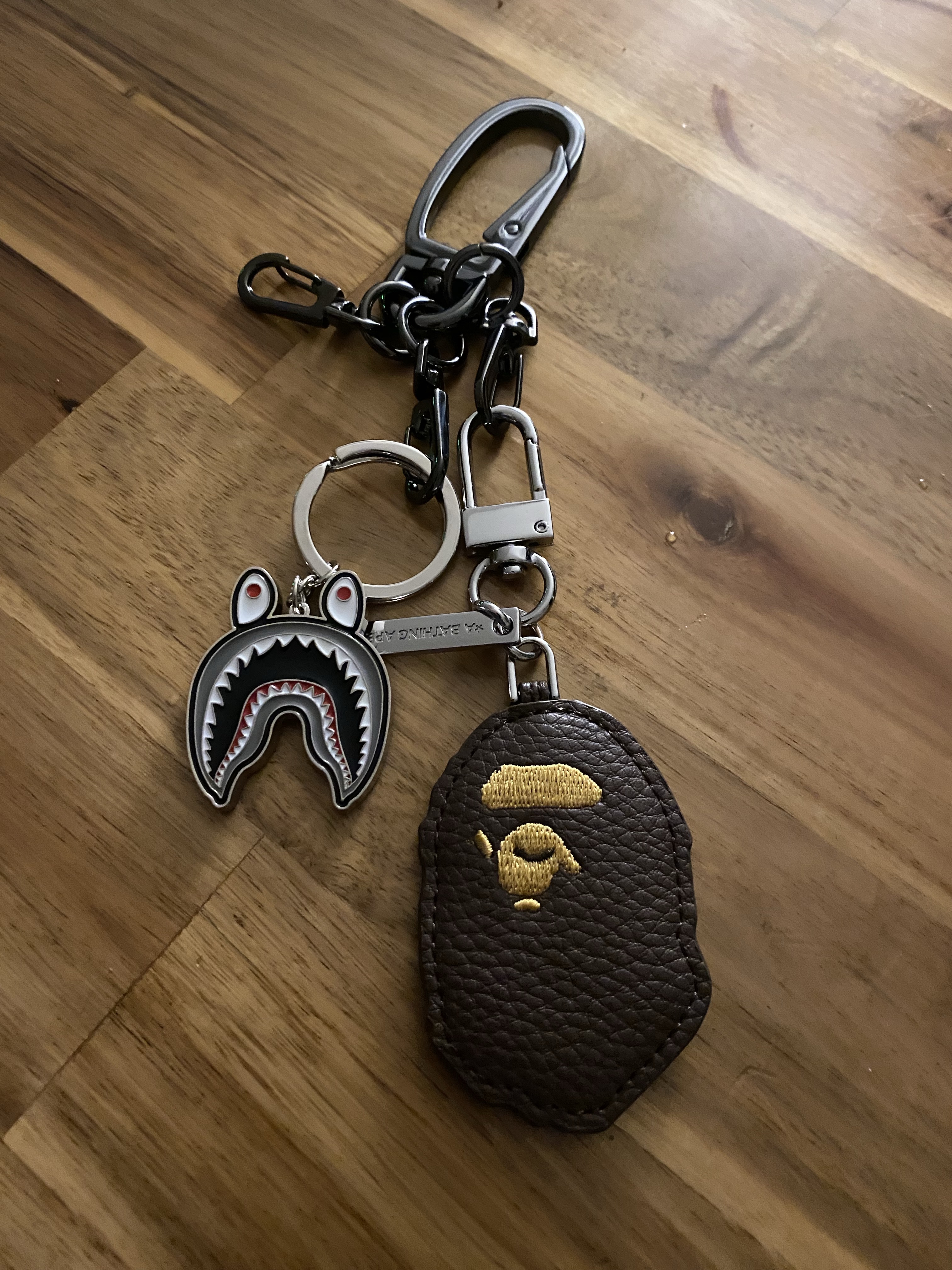 BAPE Shark Metal Keychain Black, BAPE Ape Head Keychain Brown 착용 스타일