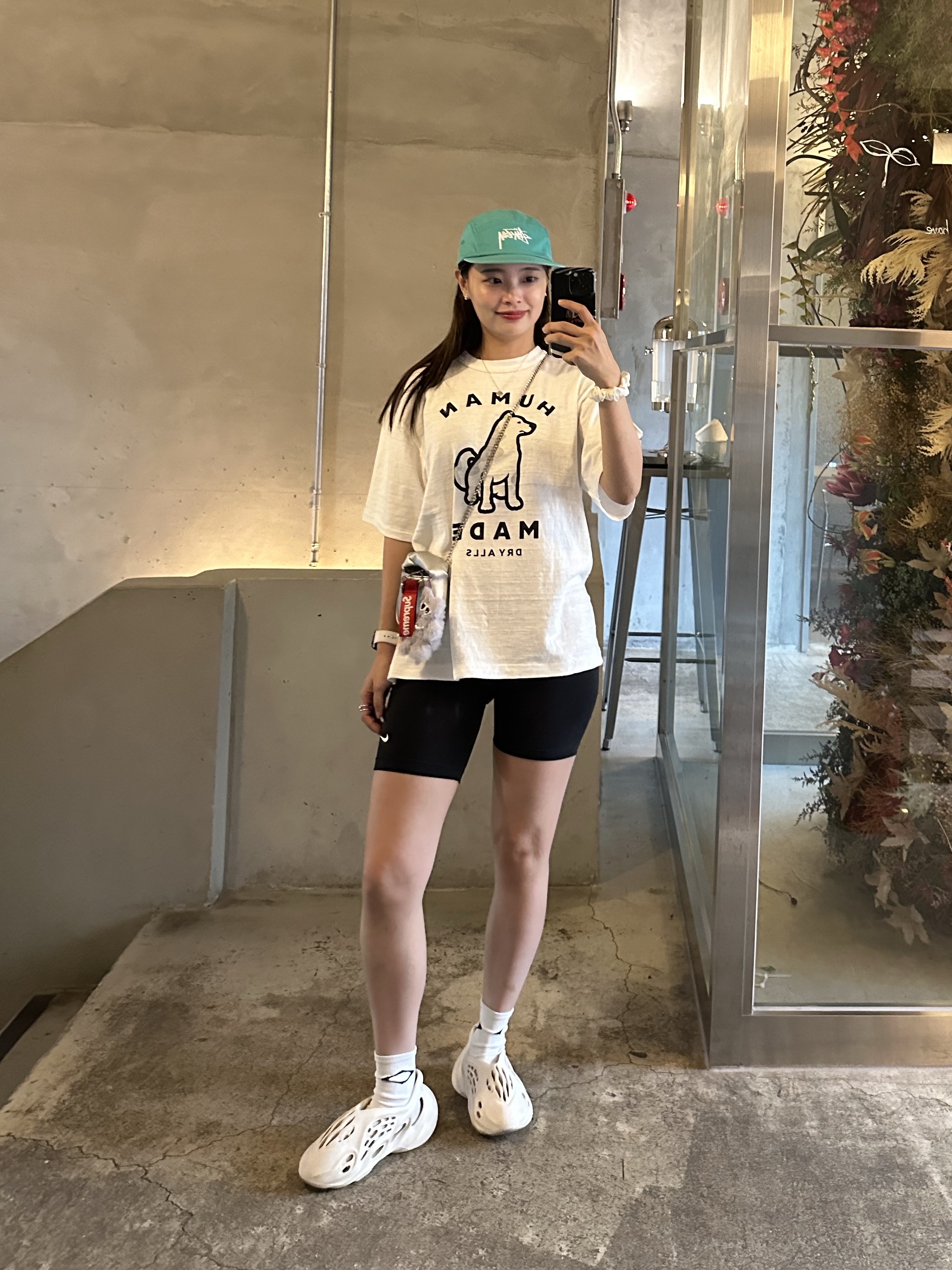 Human Made Worksout 20th Anniversary Jindo Dog Graphic T-Shirt White, Adidas Yeezy Foam RNNR Sand 착용 스타일 - 9