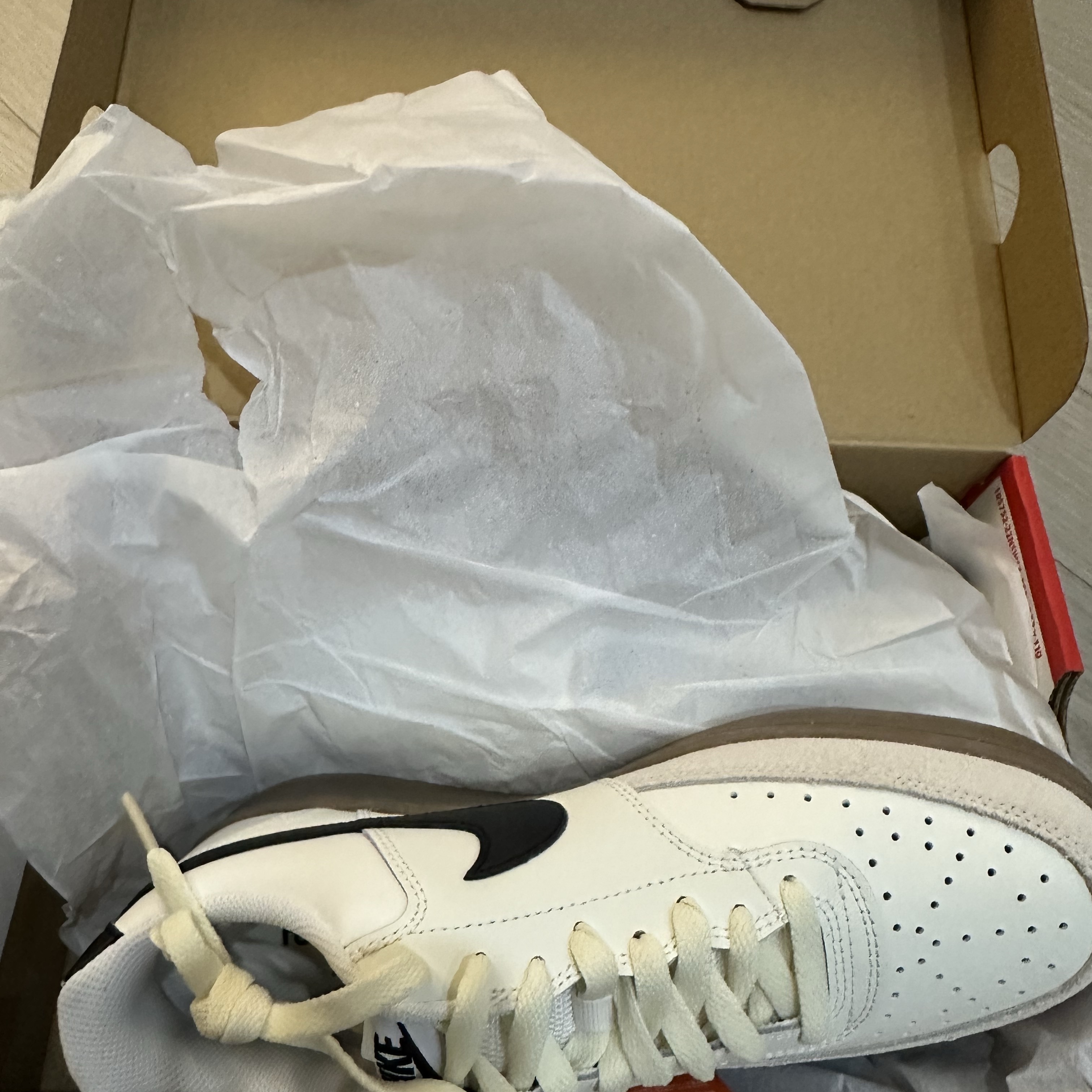 Nike Court Vision Low Sail Light Orewood Brown 착용 스타일