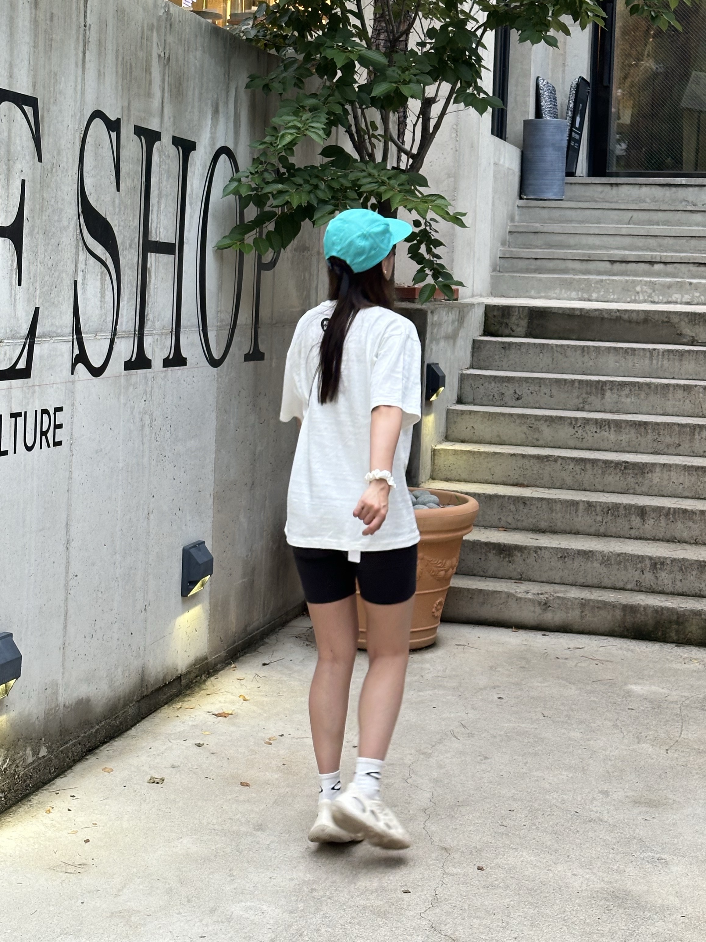 Human Made Worksout 20th Anniversary Jindo Dog Graphic T-Shirt White, Adidas Yeezy Foam RNNR Sand 착용 스타일 - 3