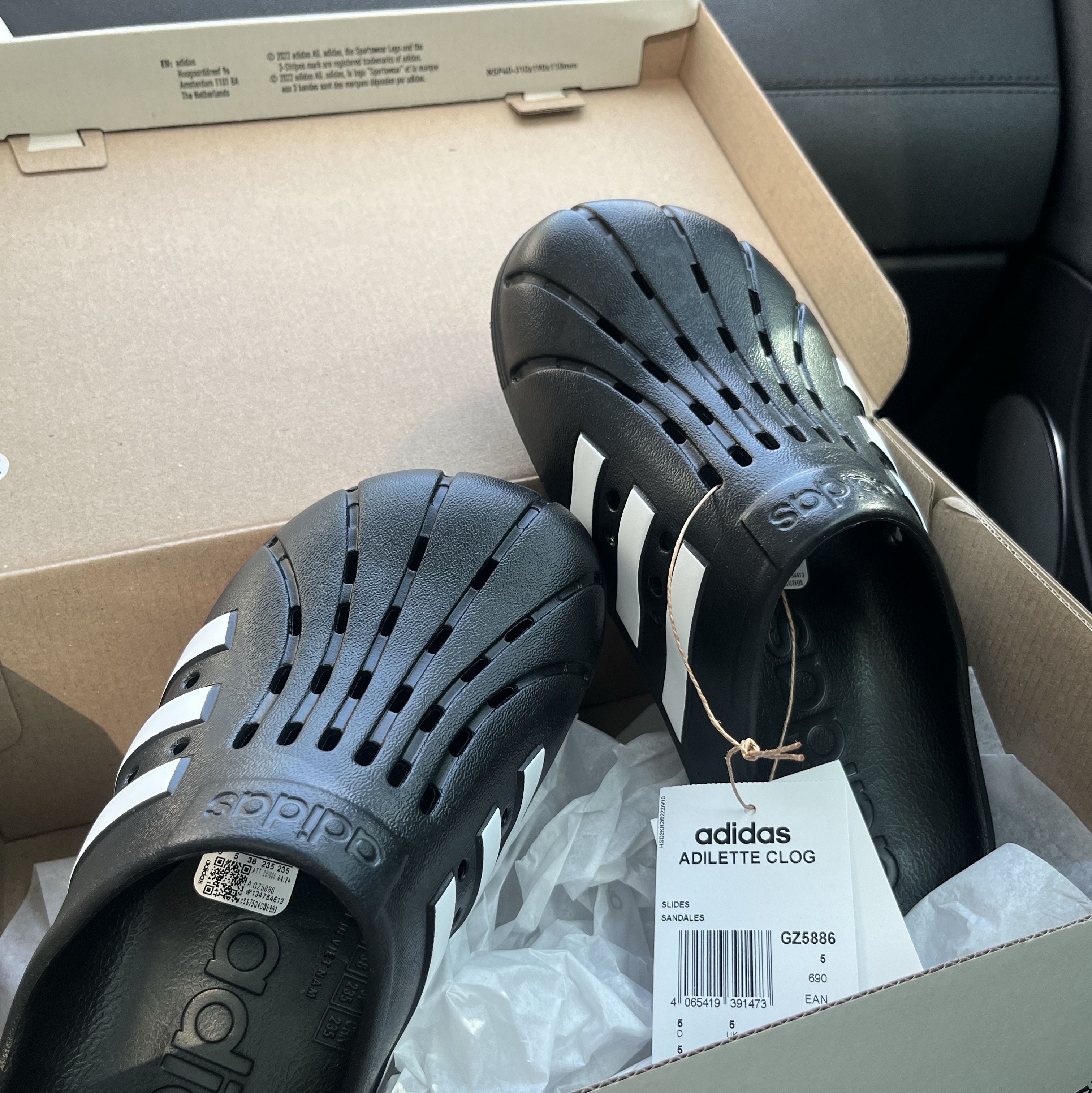 Adidas Adilette Clog Black White 착용 스타일 - 2