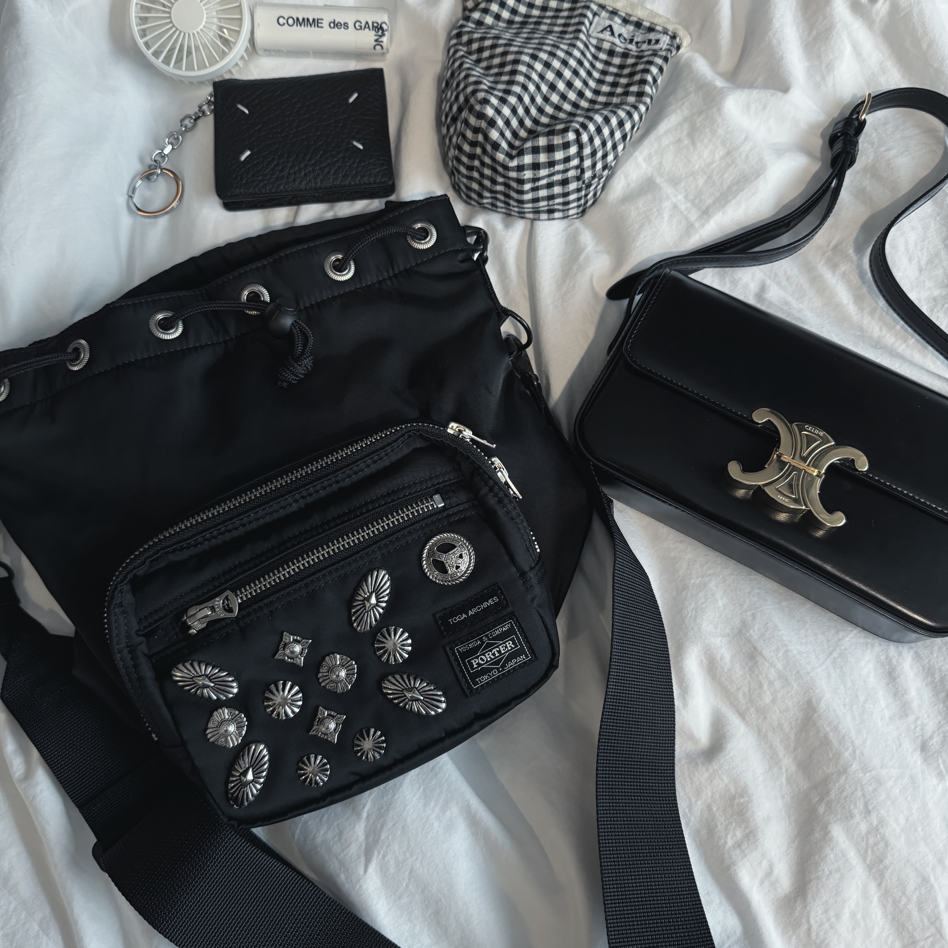 Porter x Toga Bucket Bag Black, Celine Shoulder Bag Claude in Shiny Calfskin Black 착용 스타일
