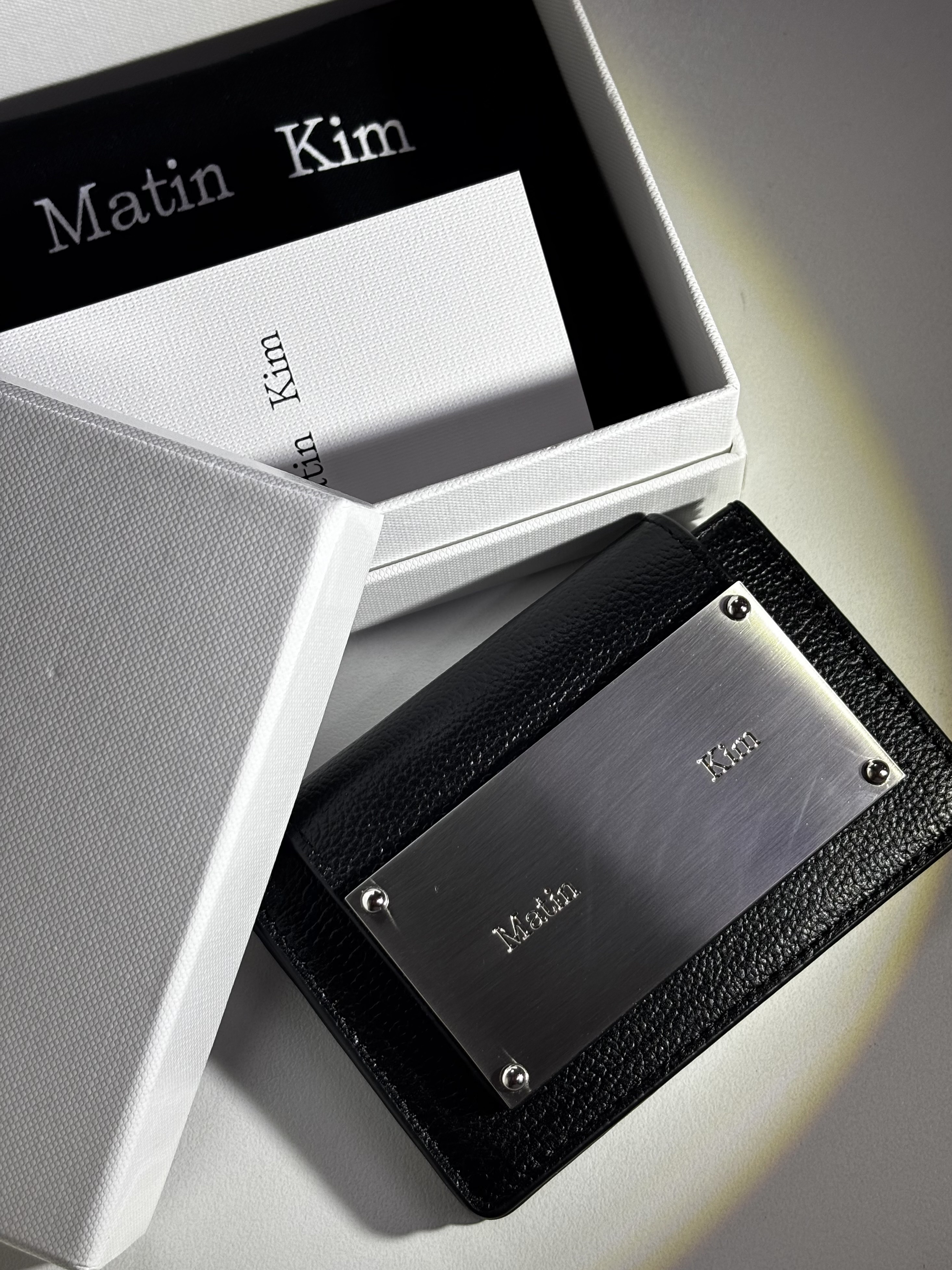 Matin Kim Accordion Wallet Black 착용 스타일 - 1