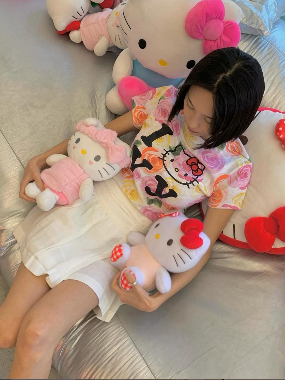 Open Yy x Hello Kitty Baby T-Shirt Pink, Open Yy x Hello Kitty Collared T-Shirt Black 착용 스타일 - 2