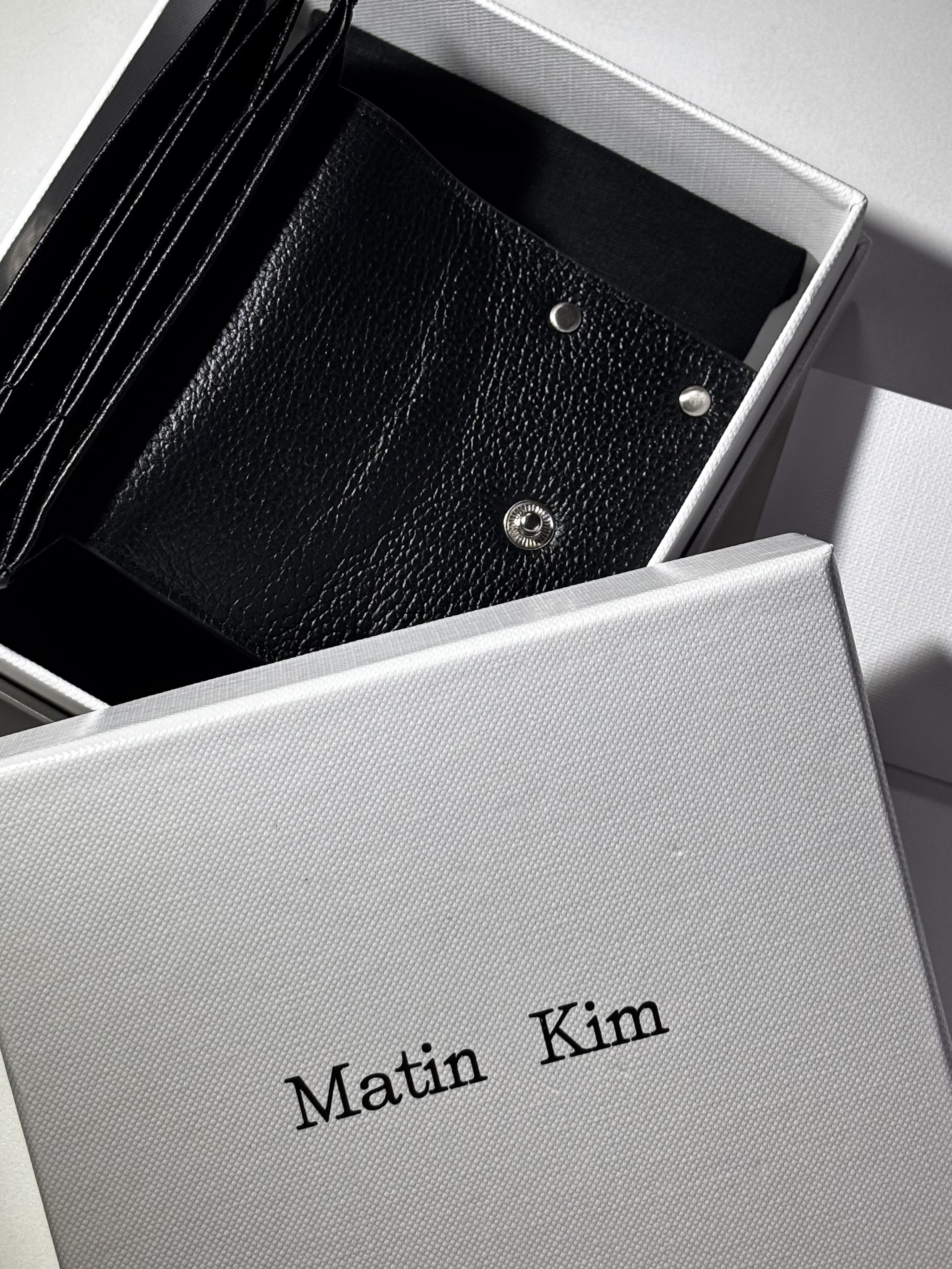 Matin Kim Accordion Wallet Black 착용 스타일 - 2