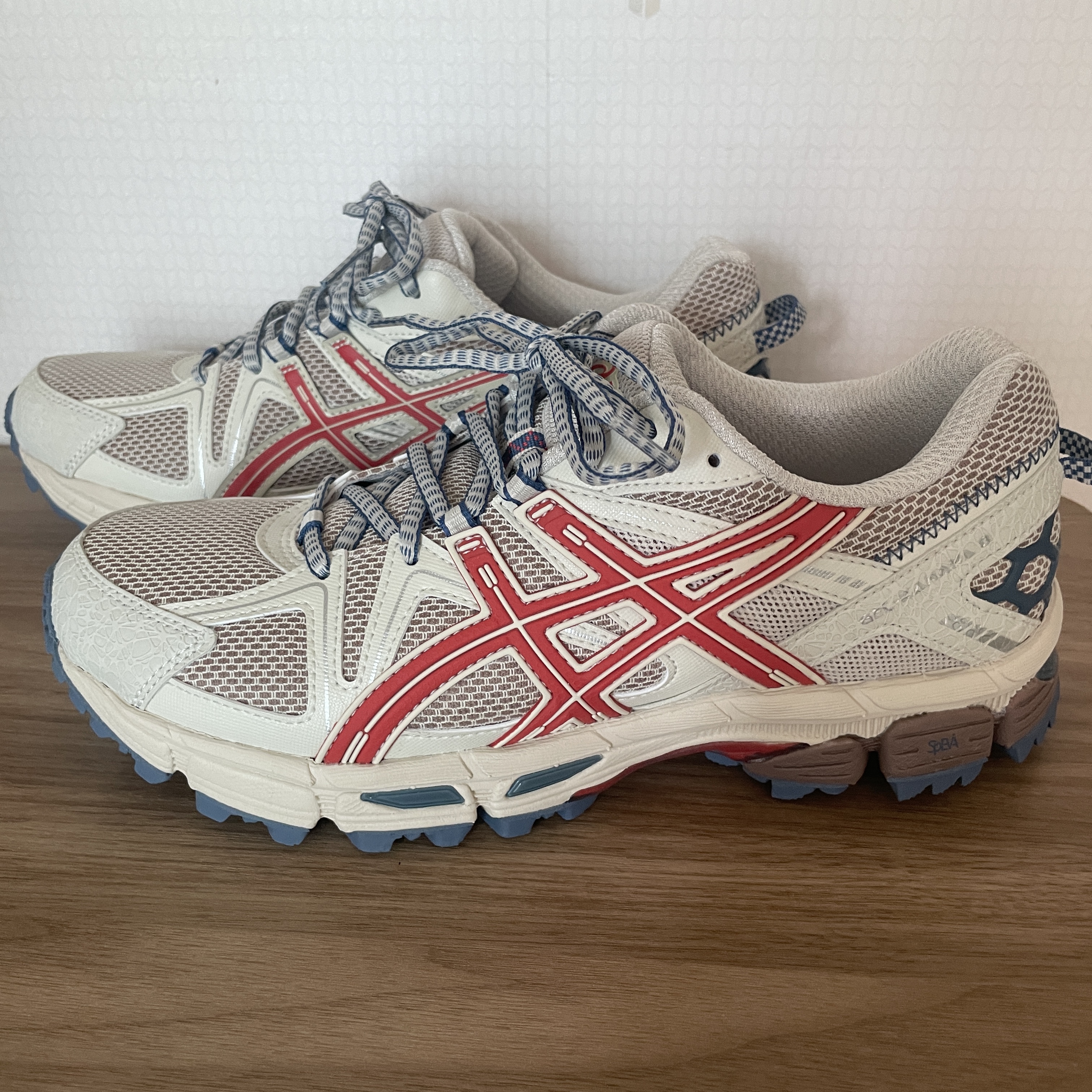 Asics Gel-Kahana 8 Putty Fiery Red 착용 스타일