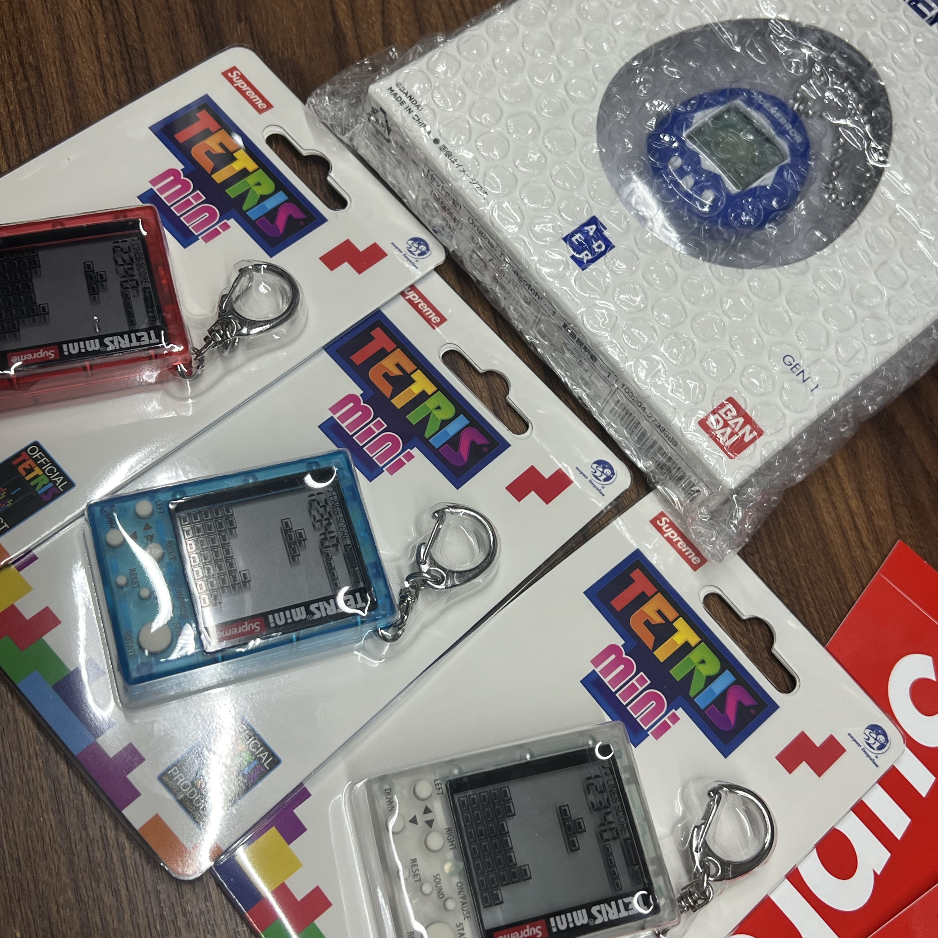 Supreme x Tetris Mini Red - 24SS (Korean Ver.), Supreme x Tetris Mini Clear - 24SS (Korean Ver.) 착용 스타일