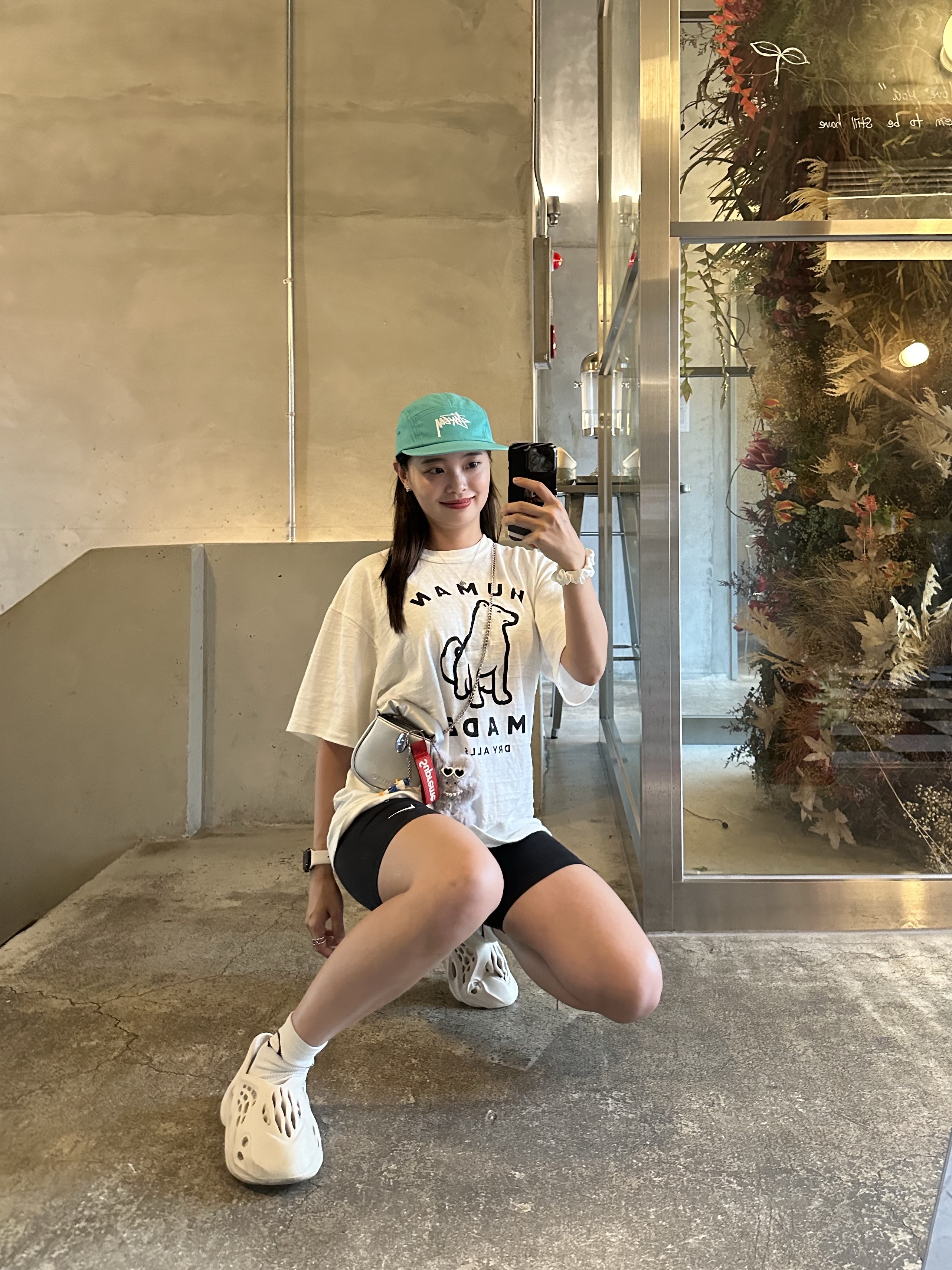 Human Made Worksout 20th Anniversary Jindo Dog Graphic T-Shirt White, Adidas Yeezy Foam RNNR Sand 착용 스타일 - 10