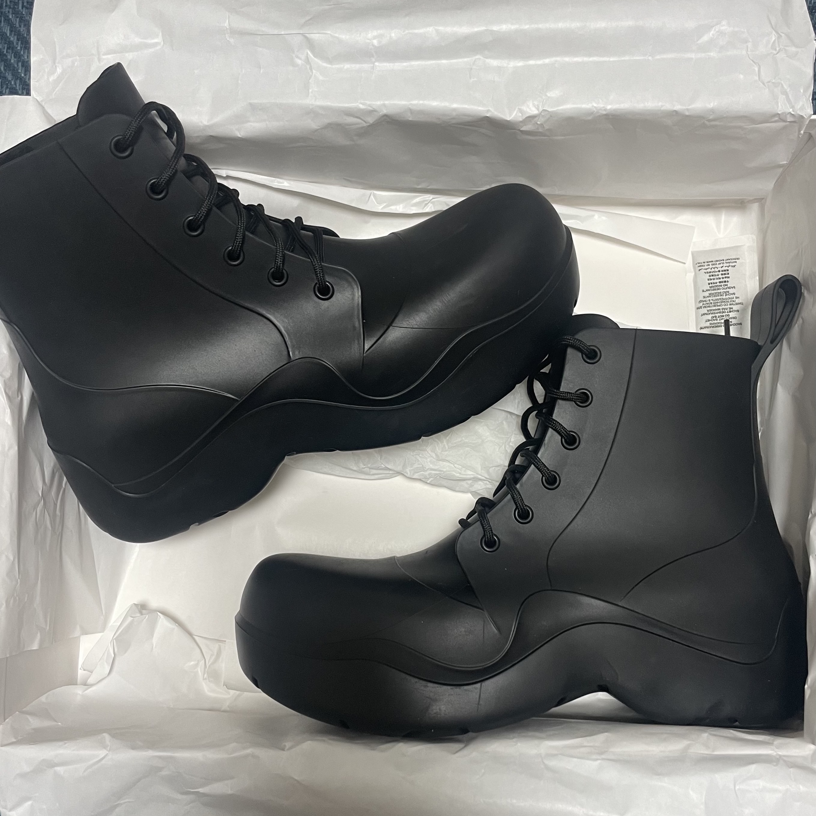 Bottega Veneta Puddle Lace-Up Ankle Boots Black 착용 스타일