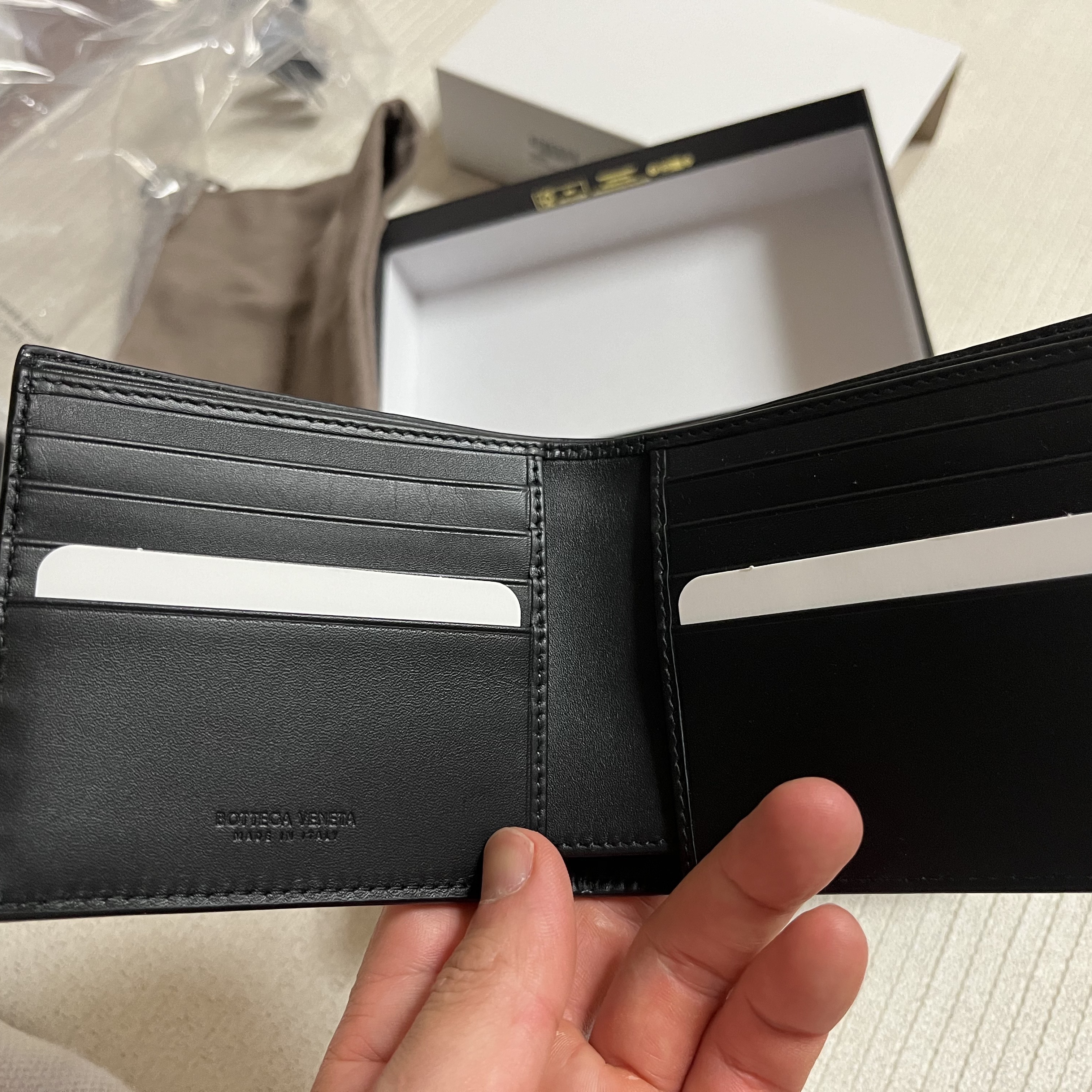 Bottega Veneta Bi-Fold Wallet Black 착용 스타일 - 4