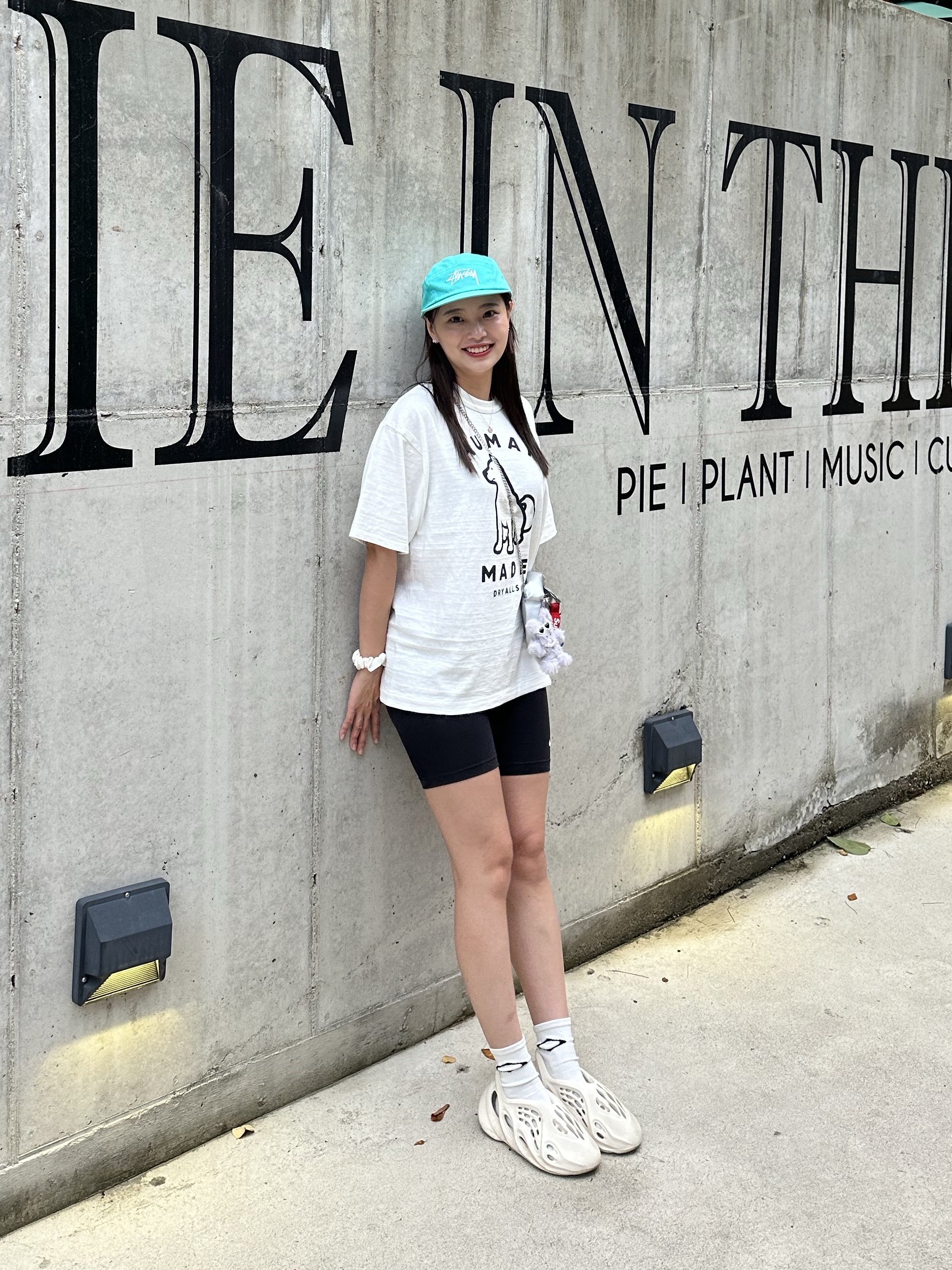 Human Made Worksout 20th Anniversary Jindo Dog Graphic T-Shirt White, Adidas Yeezy Foam RNNR Sand 착용 스타일 - 2