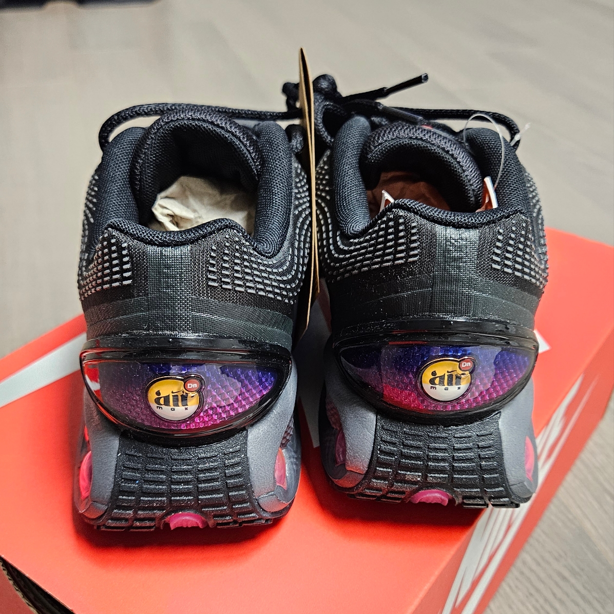 Nike Air Max Dn Black Light Crimson 착용 스타일 - 4