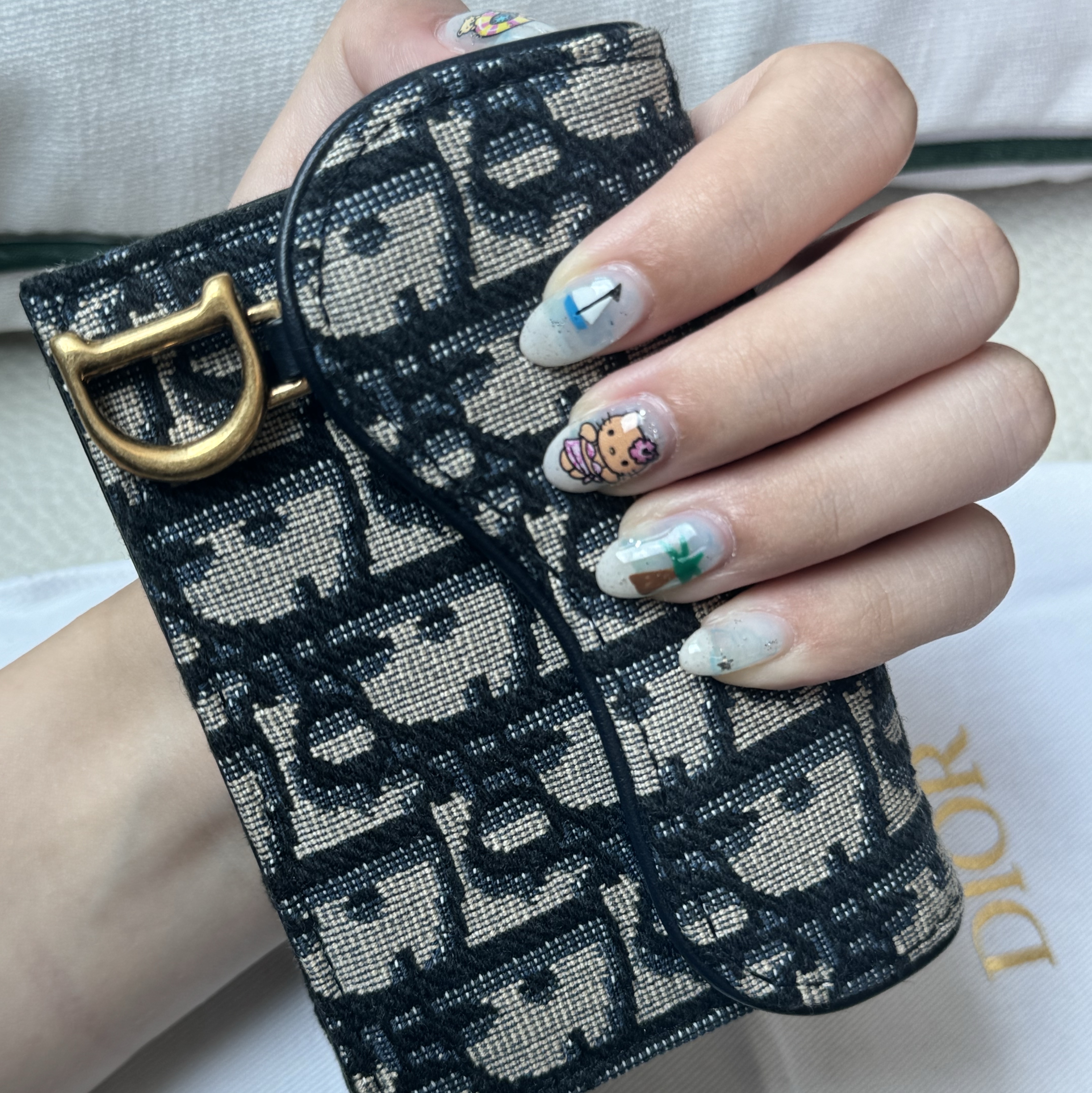 Dior Saddle Flap Card Holder Blue Dior Oblique Jacquard 착용 스타일 - 1