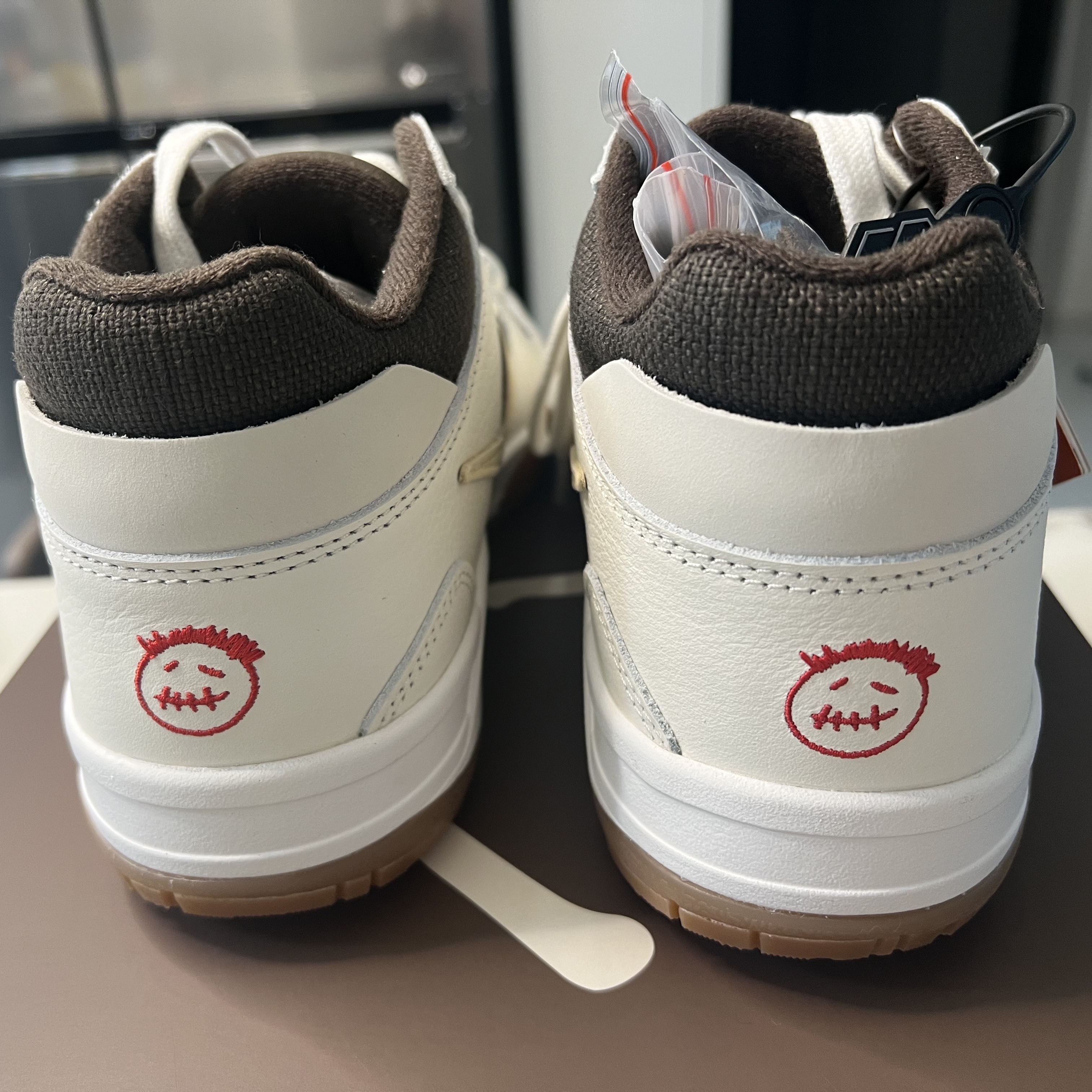 Jordan x Travis Scott Jumpman Jack TR Sail and Dark Mocha 착용 스타일 - 2
