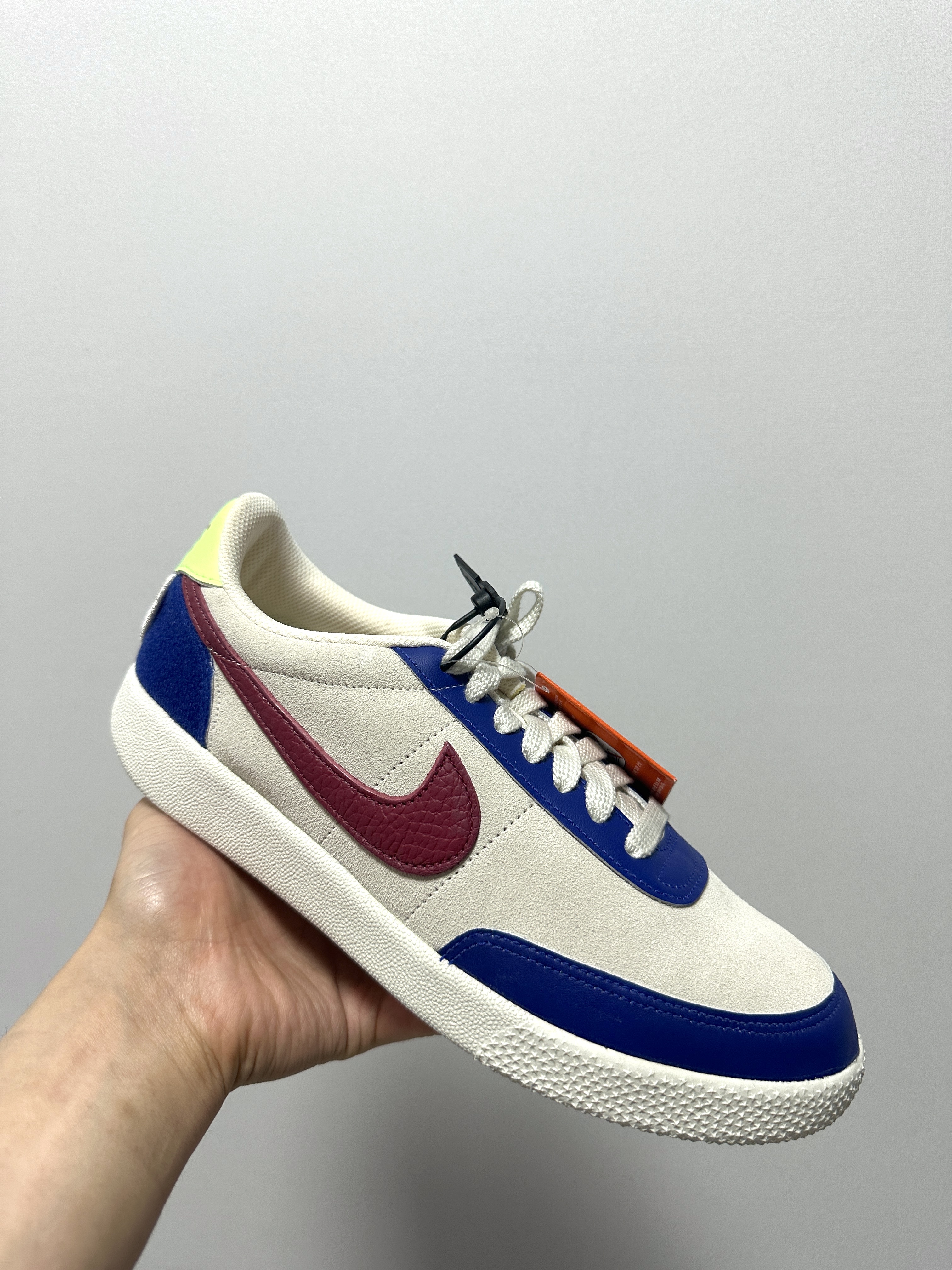 Nike Killshot OG Sail Deep Royal Blue Pomegranate 착용 스타일 - 3