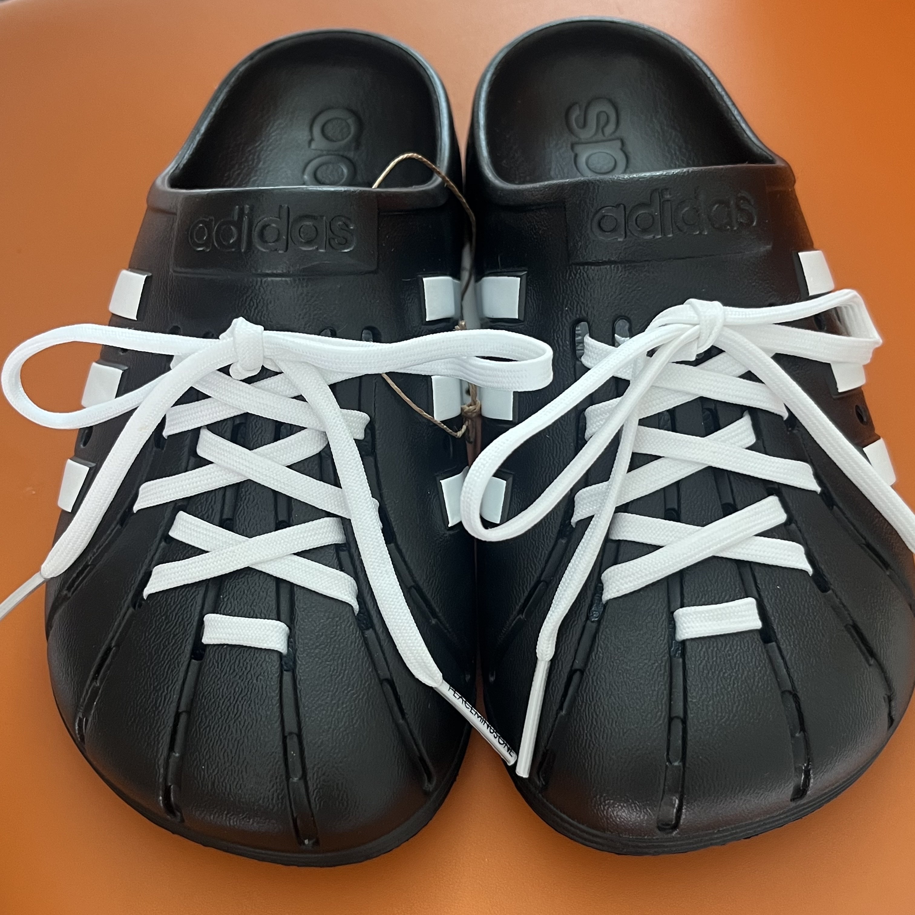Adidas Adilette Clog Black White 착용 스타일 - 3