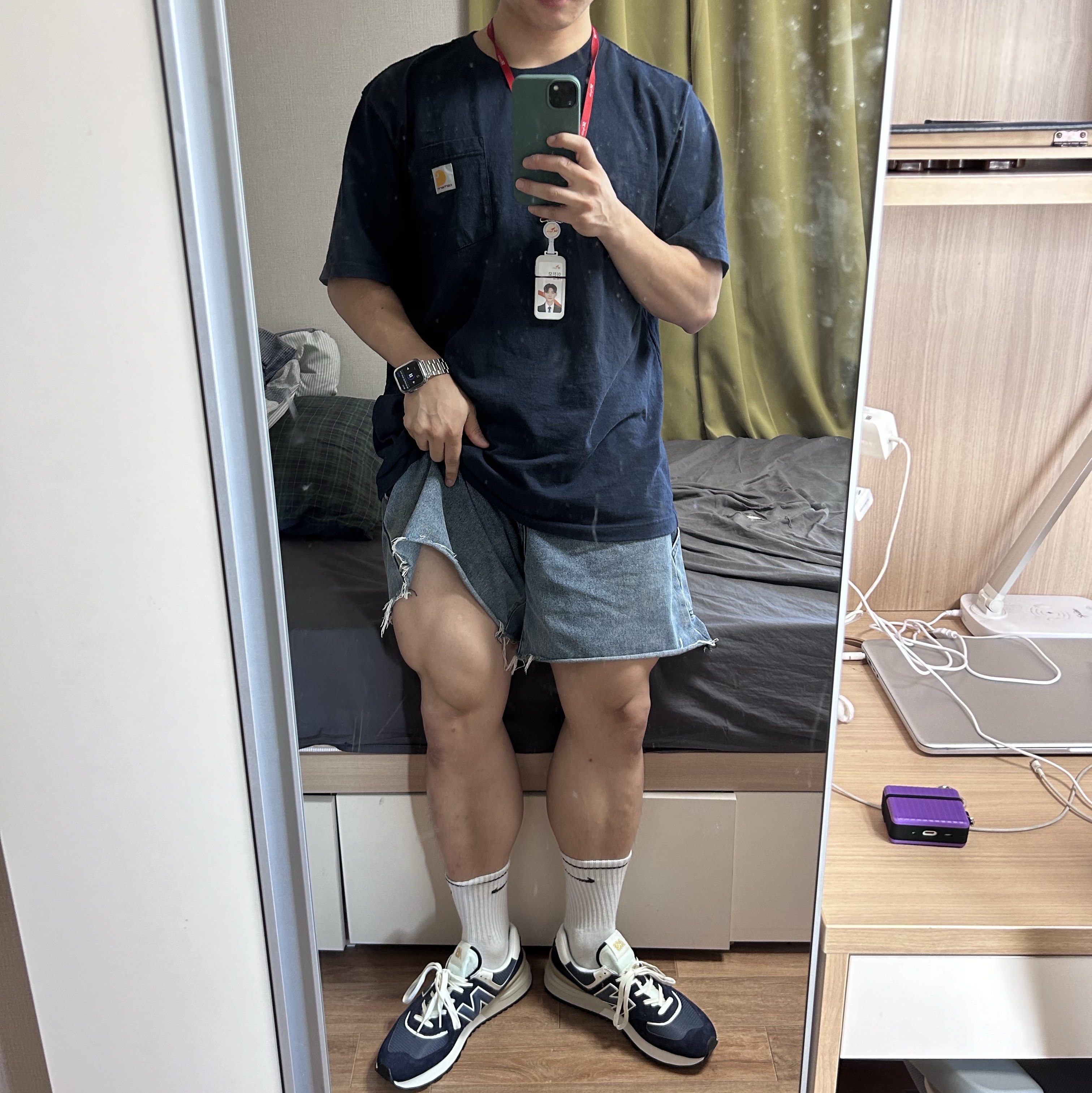 Carhartt Loose Fit Heavyweight Regular Short Sleeve Pocket T-Shirt Navy 착용 스타일
