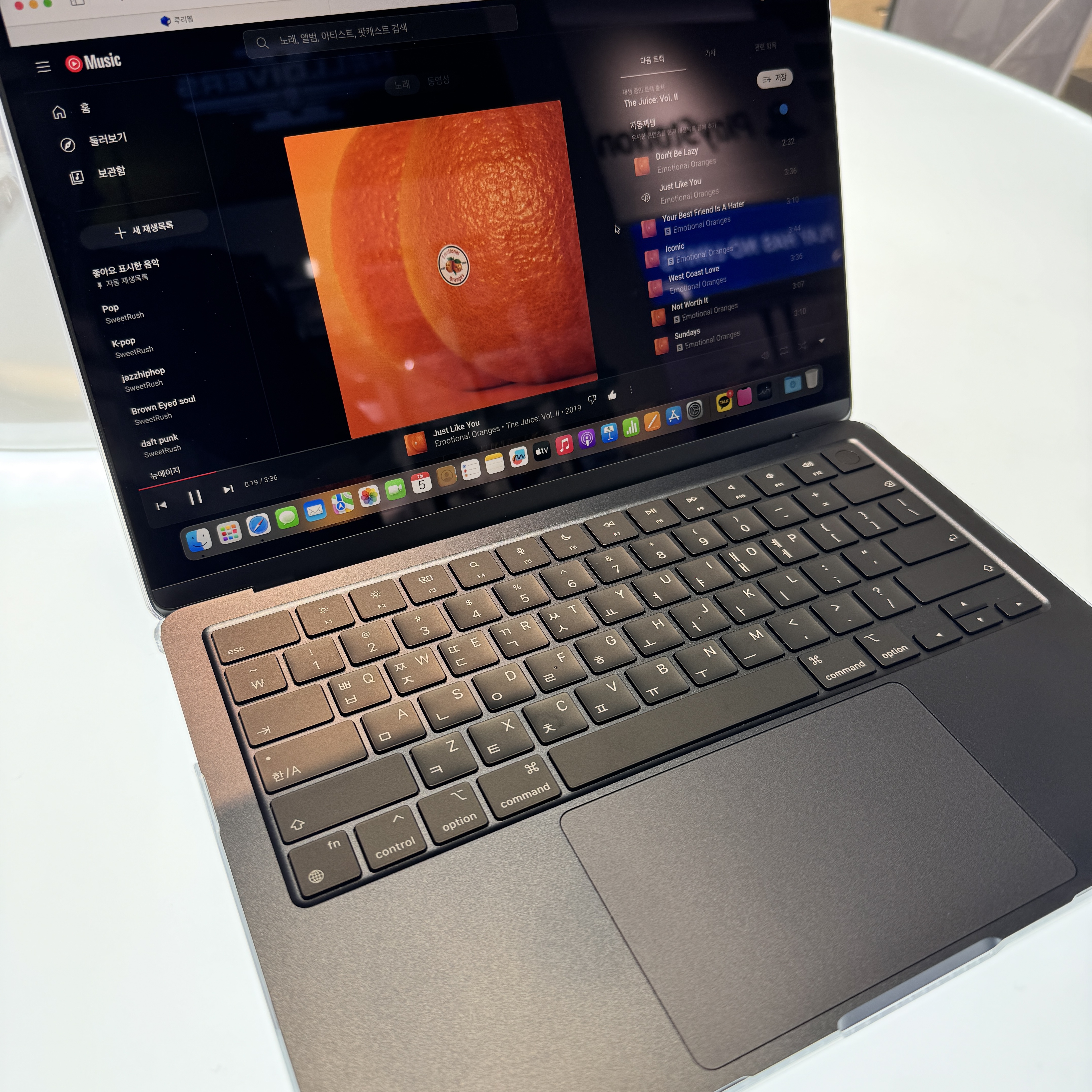 Apple 2022 MacBook Air 13 M2 512GB SSD / 8GB RAM Midnight (Korean Ver.) 착용 스타일 - 1