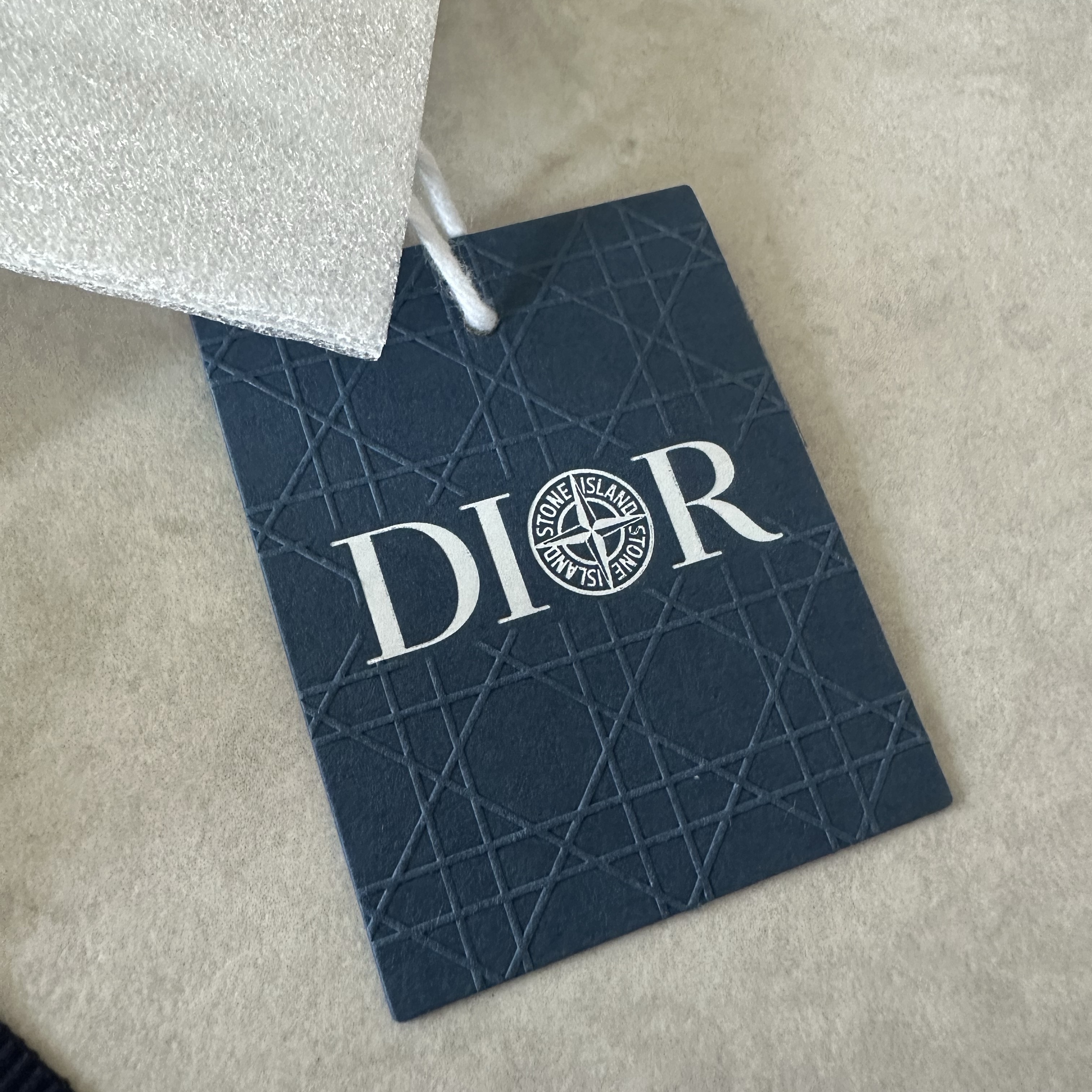 Dior x Stone Island Pendants Necklace Brass and Black Resin Silver-Finish 착용 스타일 - 2