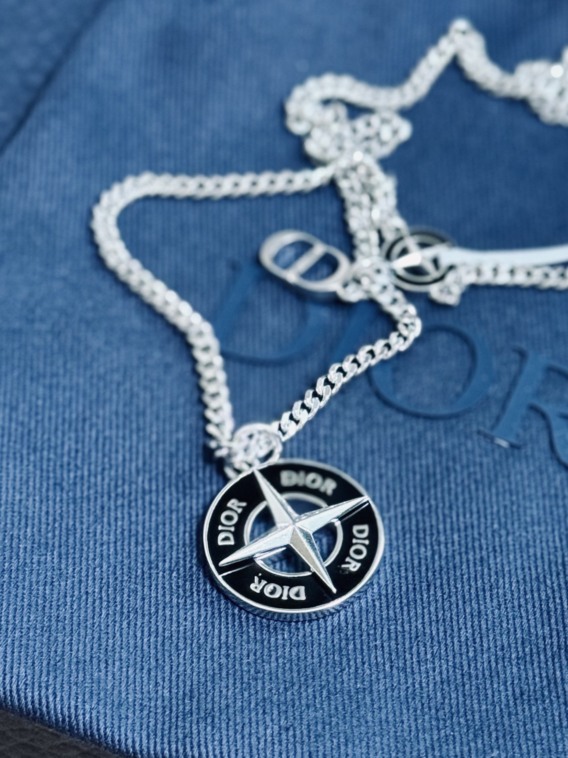 Dior x Stone Island Pendants Necklace Brass and Black Resin Silver-Finish 착용 스타일 - 1
