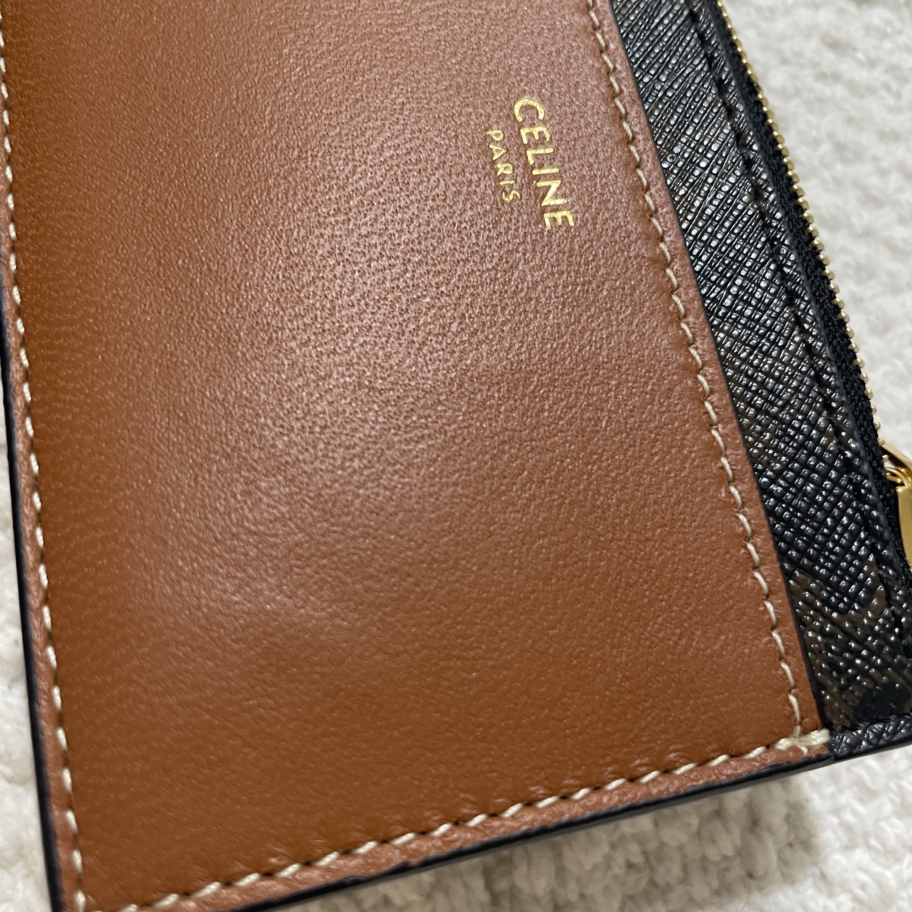 Celine Zipped Card Holder in Triomphe Canvas and Lambskin Tan 착용 스타일 - 1