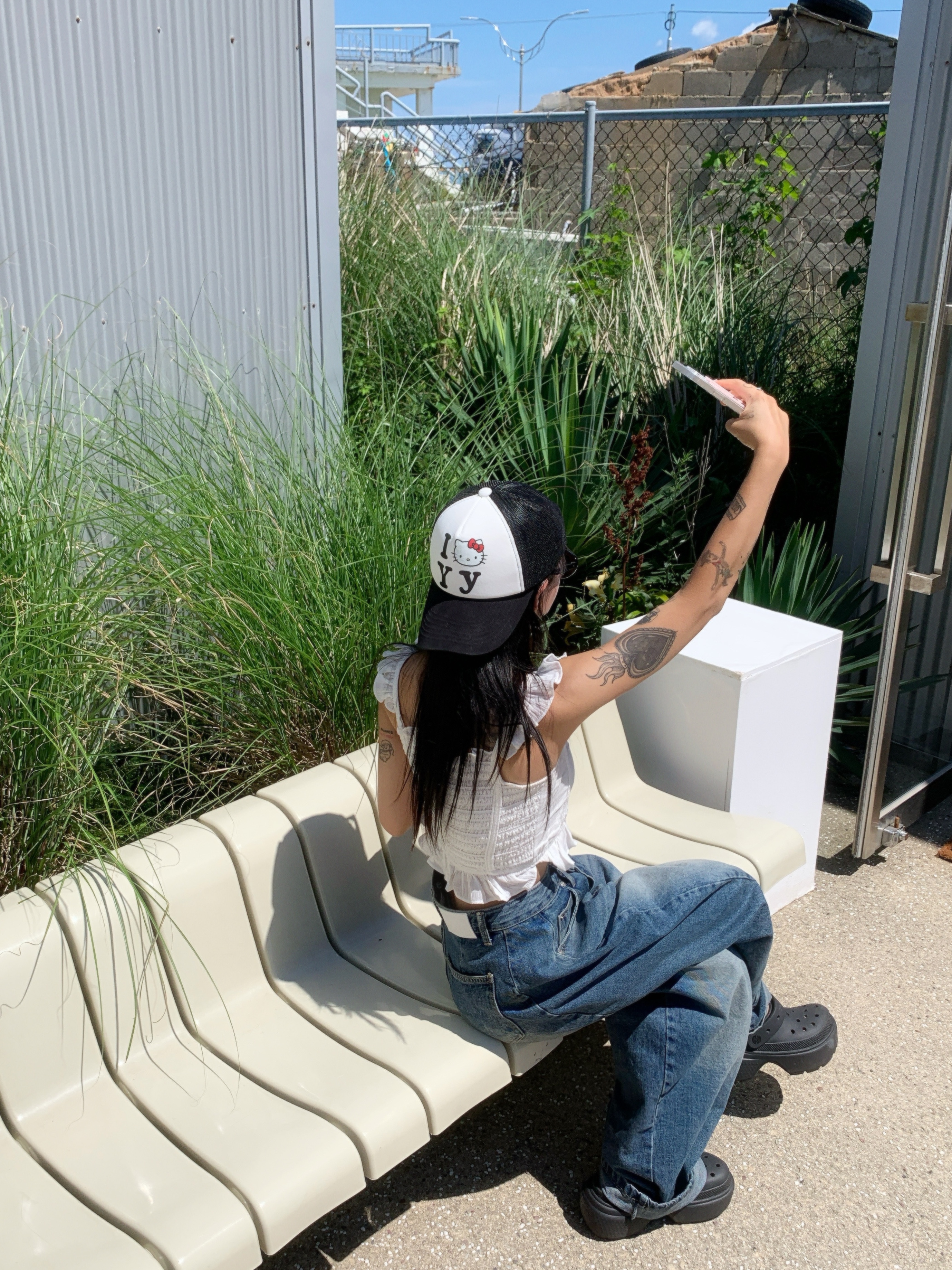 Crocs Stomp Clog Black, Open Yy x Hello Kitty Trucker Cap Black 착용 스타일