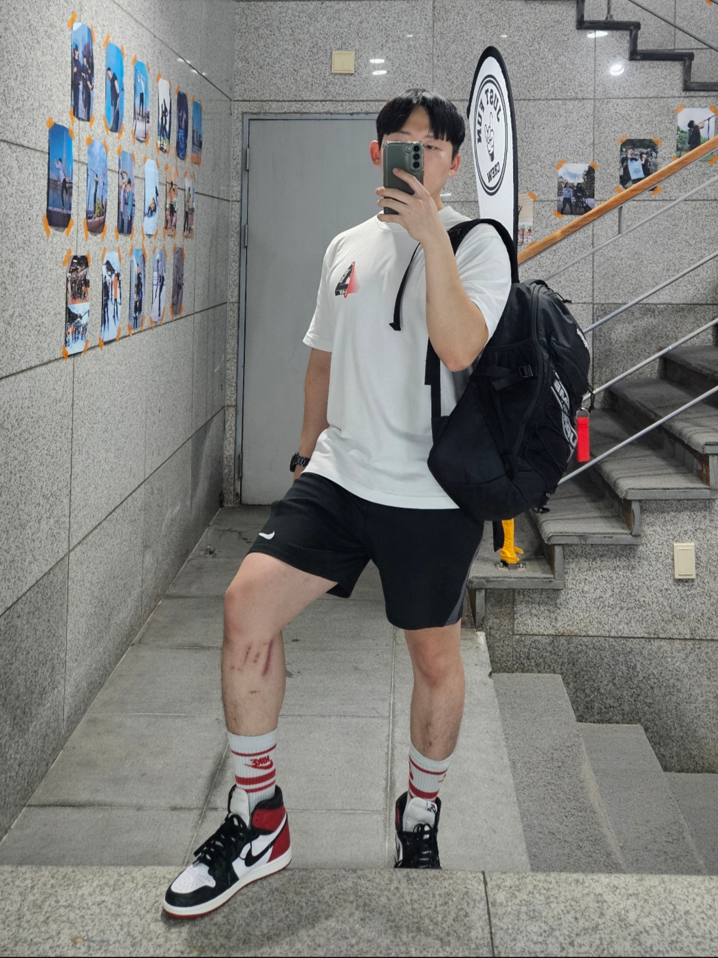 Jordan 1 Retro High OG Black Toe 2016, Palace Tri-Void T-Shirt White - 23FW 착용 스타일