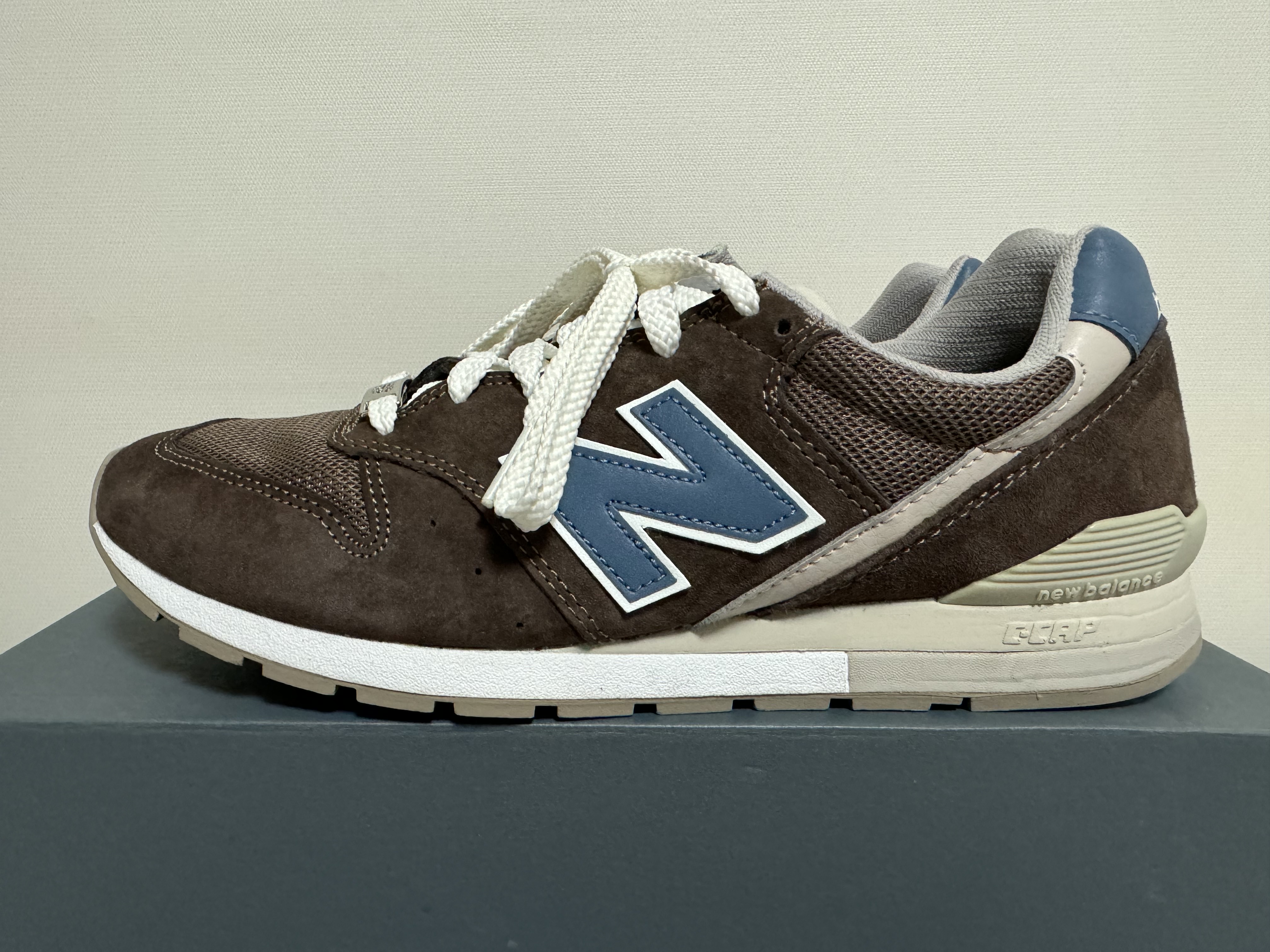 New Balance 996 Brown 착용 스타일 - 1