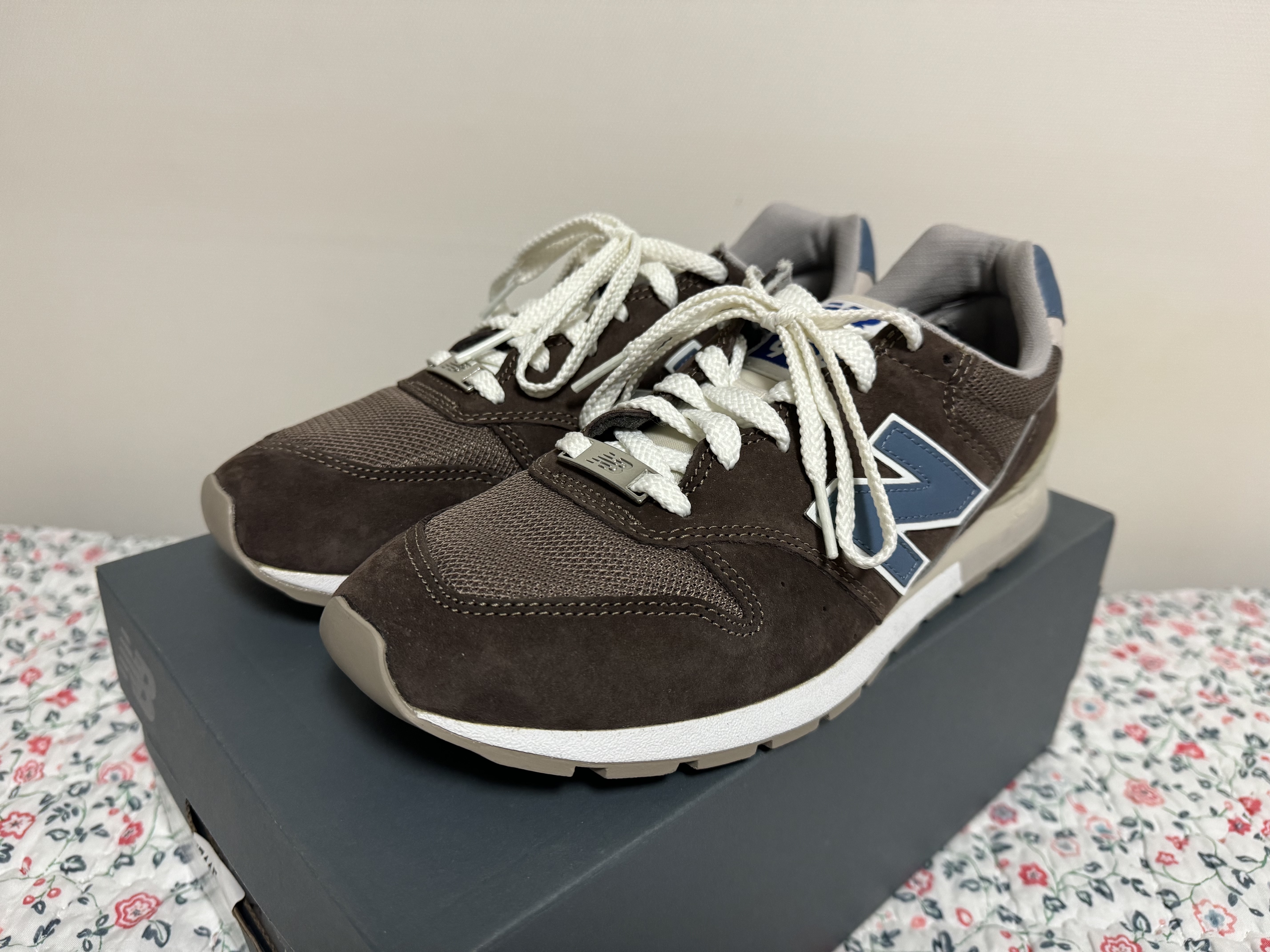 New Balance 996 Brown 착용 스타일 - 2